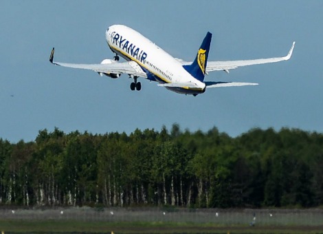 Reizigers op de luchthaven van de Zweedse stad Göteborg konden woensdag hun oren niet geloven voordat ze aan boord zouden gaan van een Ryanair-toestel met bestemming Malaga, Zuid-Spanje. Via de omroepinstallatie van het vliegveld kregen ze het dringende advies: "er zijn geen functionerende toiletten aan boord van het toestel naar Malaga dus ga op de luchthaven naar het toilet". Voor veel reizigers was dat de spreekwoordelijke druppel, ze keerden onverrichter zake huiswaarts. Een dag eerder hadden dezelfde mensen al bijna 4 uur doorgebracht in het toestel van de Ierse prijsvechter. Het vliegtuig kampte met een storing en de mensen werden uiteindelijk naar huis gestuurd. Woensdag troffen ze het niet veel beter, aldus de Zweedse krant Expressen. Pakje drinken als genoegdoening "Mag dit wel volgens de wet? Er zijn ouderen en kinderen hier om met de vlucht mee te gaan en nu krijgen ze te horen dat ze hier naar het toilet moeten. Het is toch niet normaal dat mensen niet naar het toilet kunnen tijdens een lange vlucht naar Spanje", citeert de krant een reiziger. "Hoe kunnen ze een toestel laten gaan zonder toiletten? Het vliegtuig staat er bovendien al een dag, dan hadden ze de toiletten toch kunnen maken als er iets mis was?" Als genoegdoening kregen de passagiers die toch meegingen met het toestel zonder toiletten een pakje drinken: uiterste houdbaarheidsdatum januari 2014. Betalen voor toilet De topman van Ryanair, Michael O'Leary, heeft in het verleden weleens geopperd om passagiers te laten betalen voor gebruik van het toilet tijdens de vlucht. Via een muntjesgleuf op de toiletdeur zouden toiletgebruikers daarbij 1 pond – of 1,12 euro – moeten betalen.