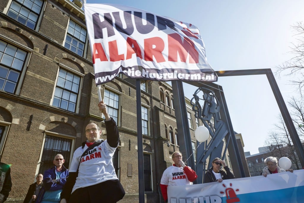 In de jacht op scheefwoners in de huursector gedraagt de fiscus zich inmiddels netjes De Belastingdienst is gestopt met het schenden van de privacy van huurders en houdt zich aan de wet. Dat constateert het College Bescherming Persoonsgegevens (CBP). De privacywaakhond uitte begin dit jaar scherpe kritiek op de manier waarop de fiscus inkomensgegevens van huurders aan verhuurders doorspeelde. In eerste instantie zette de belastingdienst het inkomen van álle huurders in een bestand waaruit verhuurders informatie konden opvragen. Zo konden de huisbazen bepalen of huurders 'scheefwoners' zijn, die eigenlijk te veel verdienen voor het huis waar ze in wonen en daarom meer huur moeten betalen.