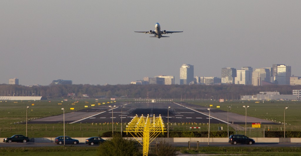 De familie Poot die ruim twintig jaar tevergeefs heeft gestreden om gebieden rond Schiphol te ontwikkelen, doet zijn grondposities in de verkoop. Gebiedsontwikkelaar Chipshol staat te koop. De eigenaar, de oprichtersfamilie Poot, heeft besloten te stoppen met het bedrijf en zet alle grondposities rond luchthaven Schiphol die nog moeten worden ontwikkeld in de etalage. Dat zeggen Jan Poot en zijn zoon Peter Poot in een vraaggesprek met Het Financieele Dagblad. Met de voorgenomen verkoop komt er een einde aan een twintg jaar durende grondoorlog met Schiphol Group, de Staat en andere overheden.