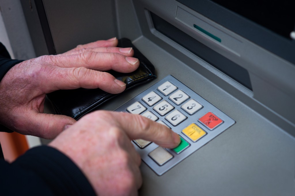 Waar in heel Nederland de fraude met skimming vorig jaar flink is afgenomen, is het aantal incidenten in Friesland juist verdubbeld. Dat blijkt uit cijfers die het Centraal Bureau voor de Statistiek (CBS) woensdag bekendmaakte. Bij skimming wordt een bankpas of creditcard gekopieerd bij een betaal- of pinautomaat. Het aandeel dat hiervan slachtoffer werd, daalde van 1,1 procent in 2012 naar 0,8 procent in 2013 in heel Nederland. Maatregelen tegen skimming succesvol De maatregelen tegen pasfraude bij betaalautomaten lijken daarmee hun vruchten af te werpen, zoals eerder al bleek uit cijfers van de Nederlandse banken. Het standaard blokkeren van bankpassen buiten Europa, het zogenoemde 'geoblocking', is zeer effectief gebleken in de strijd tegen skimming. Sinds deze maatregel in de loop van vorig jaar door alle grote banken is genomen, is de schade door skimming nog maar zeer beperkt (nog geen miljoen euro in de tweede helft van 2013). Eerder werd al de speciale EMV-chip ingevoerd in plaats de magneetstrip, waardoor criminelen moeilijker rekeningen kunnen plunderen. Onder het regime van SEPA (één eurobetaalgebied) is EMV voorgeschreven als standaard voor betalingen en geldopnames in Europa. Sinds begin 2012 was het daardoor vrijwel onmogelijk om in Europa geld op te nemen met geskimde kaarten. Friesland uitzondering in Nederland In bijna alle provincies daalde het aantal skimgevallen, of bleef het percentage min of meer gelijk. Alleen in Friesland was vorig jaar sprake van een duidelijke stijging. Daar gaf in 1,6 procent aan in 2013 slachtoffer te zijn geworden van skimming, waar dat een jaar eerder nog 0,7 procent was. [google-drive number='1'] Het CBS geeft geen verklaring voor de verdubbeling van het aantal skimgevallen in Friesland. Oplichting kopen via internet toegenomen Het aantal Nederlanders dat vorig jaar is opgelicht bij het kopen of verkopen via internet is gestegen tot bijna 450.000, meldt het CBS. Dat komt neer op 3,3 procent van de mensen van 15 jaar of ouder. In 2012 bedroeg dat percentage 2,9 procent. Mensen werden vooral vaker slachtoffer bij het aankopen van spullen; goederen die werden besteld en betaald maar nooit werden geleverd. De toegenomen fraude hangt mogelijk samen met de groei van het aantal aankopen via internet. Nauwelijks aangifte gedaan Slechts bij 1 op de 5 gevallen van koop- of verkoopfraude via internet is volgens het statistiekbureau vorig jaar aangifte gedaan bij de politie. Bij identiteitsfraude was dat aandeel met 13 procent nog lager. Van identiteitsfraude wordt vrijwel altijd melding gedaan bij de bank. Bij de politie wordt hiervoor in mindere mate aangeklopt.