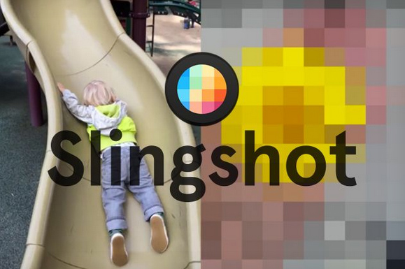 Nadat de Snapchat-concurrent van Facebook vorige week werd uitgebracht in de VS, is Slingshot nu wereldwijd beschikbaar voor zowel iOS als Android. Dat maakte Facebook dinsdag bekend. Met Slingshot kun je foto’s en video’s sturen naar groepen vrienden. Achteraf kunnen de foto’s verwijderd worden. Ontvangers moeten zelf wat terugsturen om het bericht te kunnen zien. Hiermee hoopt Facebook ervoor te zorgen dat de gebruikers niet alleen passieve lezers worden, maar dat iedereen actief meedoet. Dat Slingshot direct de strijd aan wil gaan met SnapChat, steekt Facebook niet onder stoelen of banken. Facebook schreef vorige week in een blog: "We hebben ervan genoten om SnapChat te gebruiken en we verwachten dat er een grote variëteit zal ontstaan aan apps waarmee je deze nieuwe manier van delen kunt ontdekken." Het verschil met SnapChat is dat je met Slingshot de foto naar een hele groep met vrienden stuurt. Overname Snapchat mislukt Vorig jaar wilde Facebook de populaire dienst SnapChat nog overnemen voor 3 miljard dollar. Oprichter Evan Spiegel wees het bod af en nu heeft Facebook dus besloten om zelf een vergelijkbare app te ontwikkelen. Het is niet de eerste keer dat Facebook een poging doet om wat van het marktaandeel van SnapChat af te snoepen. In 2012 lanceerde de populaire socialenetwerksite de app Poke, maar die flopte volledig. Facebook heeft deze dienst inmiddels stopgezet.