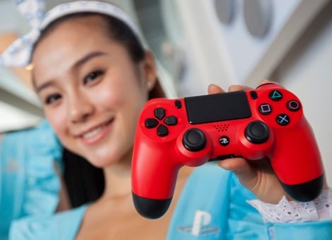 Sony heeft in het afgelopen gebroken boekjaar voor het eerst in 8 jaar meer spelcomputers verkocht dan zijn Japanse rivaal Nintendo. Dat meldde de Japanse zakenkrant Nikkei. Sony verkocht in het boekjaar dat in maart eindigde in totaal 18,7 miljoen consoles. De nieuwe PlayStation 4 die in november werd uitgebracht in de Verenigde Staten en andere landen werd bijna 7 miljoen keer verkocht. Bij Nintendo kwam de verkoop in het afgelopen boekjaar uit op 16,3 miljoen computers, waarbij de nieuwe Wii U veel minder goed presteerde dan het bedrijf zelf had verwacht en de verkoop van de draagbare Nintendo 3DS inzakte. De verkoop van Sony komt daarmee voor het eerst sinds het gebroken boekjaar 2005 hoger uit dan die van Nintendo. Vanwege de lagere verkopen leed Nintendo afgelopen boekjaar een fors verlies. Lees ook Nintendo moet oppassen dat het geen BlackBerry wordt