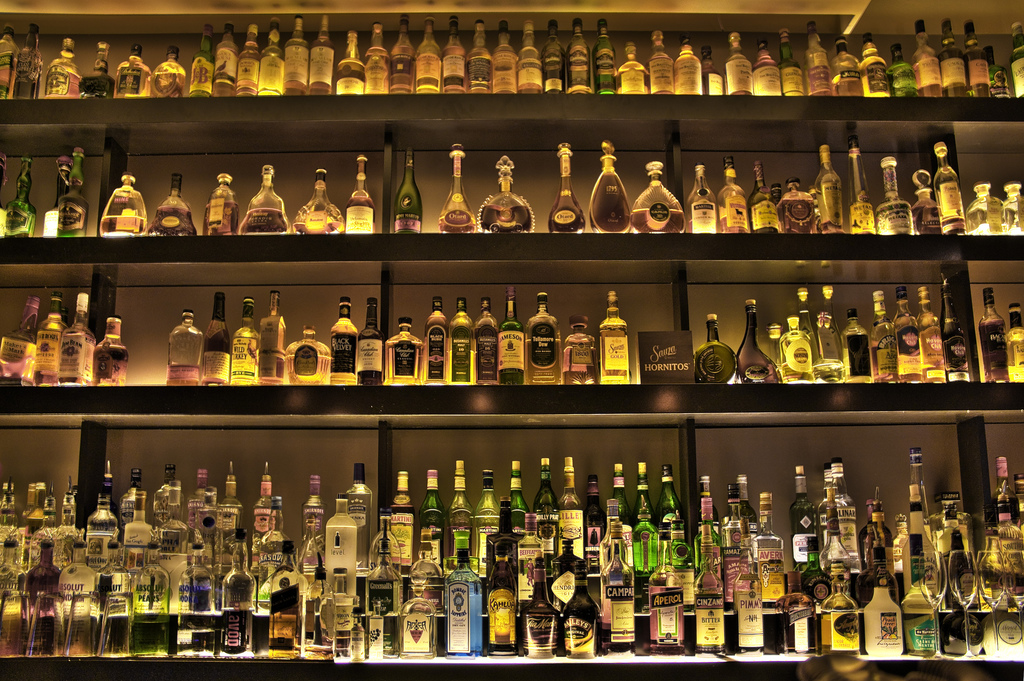 De zwakke verkopen in China hebben de winst en omzet van het Franse drankenconcern Rémy Cointreau in het afgelopen gebroken boekjaar sterk onder druk gezet. De onderneming denkt echter in het lopende jaar de weg omhoog weer te hebben gevonden, zo bleek donderdag. De operationele winst van de maker van onder meer Rémy Martin-cognac en sinaasappellikeur Cointreau kwam in het boekjaar dat eind maart afliep bijna 40 procent lager uit op 150 miljoen euro. De omzet daalde met 13,5 procent tot 1,03 miljard euro. De nettowinst exclusief eenmalige lasten zakte met 47 procent tot ruim 80 miljoen euro. Rémy Cointreau heeft veel last van de anticorruptie-campagne van de Chinese overheid. Daardoor zijn dure cadeaus en grote feesten, in het voorgaande boekjaar nog goed voor een omzetgroei van ruim 18 procent voor de onderneming, niet meer zo in trek in het Chinese zakenleven. Ook dit lopende jaar is er sprake van een "veranderende'' markt in China en zwakke marktomstandigheden in West-Europa, aldus het bedrijf. Toch denkt het drankenconcern dat het in 2014-2015 weer winst- en omzetgroei zal kunnen boeken.