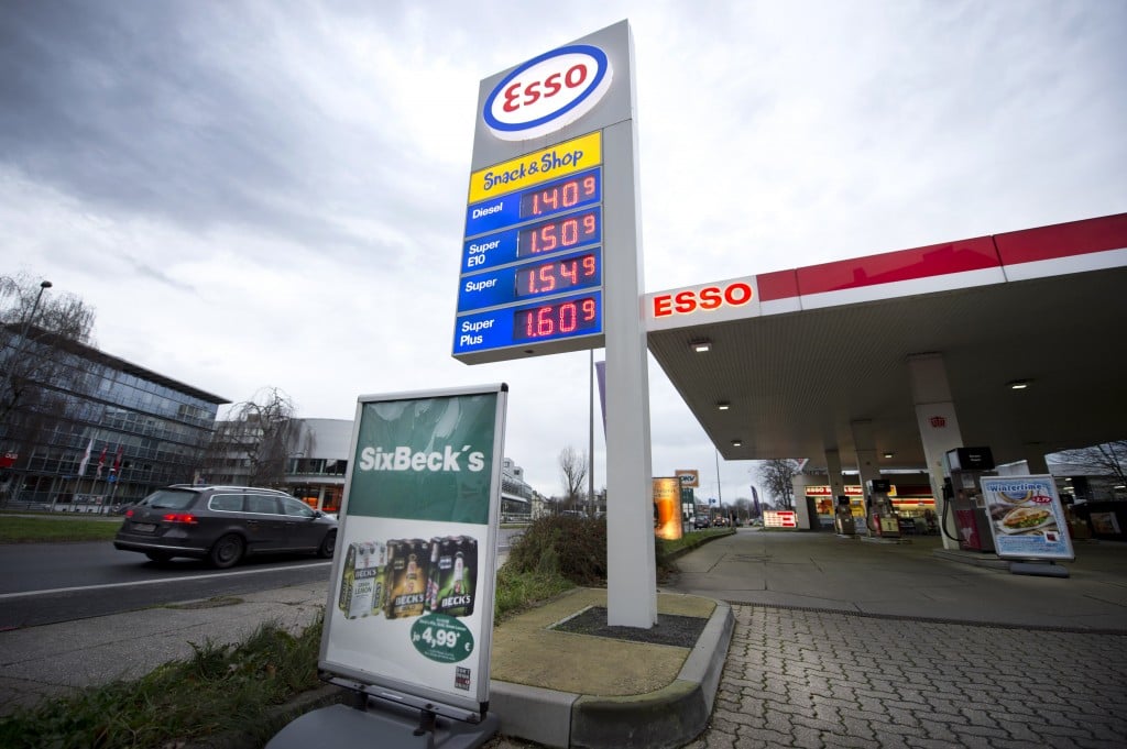 In april werd er bijna 8 procent minder diesel verkocht, vergeleken met dezelfde periode een jaar eerder. De benzineverkopen ogen stabieler. Door de verkoop van diesel is in april met 8 procent gedaald tot 565 miljoen liter, vergeleken met een jaar eerder. Dat stelde brancheorganisatie Bovag dinsdag basis van cijfers van het Centraal Bureau voor de Statistiek (CBS). Bovag wijt de verkoopdaling aan de accijnsverhoging begin dit jaar, die het vooral voor grensbewoners aantrekkelijk heeft gemaakt om meer over de grens te tanken. ,,Voor de schatkist betekent dit bijna 400.000 euro minder accijnsopbrengst uit diesel, terwijl de accijnsverhogingen van 1 januari elke maand juist miljoenen meer in het laatje hadden moeten brengen'', zegt de Bovag. Over de maand maart werd ook al een daling van 7,7 procent van de dieselverkopen gerapporteerd, na een daling van ruim 3 procent in februari.