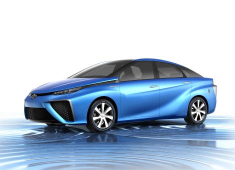 De waterstofauto die Toyota volgend jaar op de markt gaat brengen heet Mirai. Dinsdag wordt de Toyota Mirai officieel onthuld. Toyota belooft dat de Mirai de eerste auto met brandstofcel is die de actieradius van een normale auto heeft en in vijf minuten kan worden volgetankt met waterstof. De uitstoot ter plaatse bestaat alleen uit waterdamp. De Mirai wordt aangedreven door een elektromotor die zijn stroom krijgt van een brandstofcel die waterstof met behulp van zuurstof uit de buitenlucht omzet in elektriciteit, feitelijk het omgekeerde proces van elektrolyse. Toyota zegt dit proces nu zover te hebben doorontwikkeld dat er een model in serieproductie kan worden gemaakt. Waterstof kan via elektrolyse worden gewonnen uit water en als de benodigde elektriciteit daarvoor milieuvriendelijk (zonne- of windenergie) wordt opgewekt is het een zeer schone brandstof. Weinig waterstoflaadstations in Nederland Nadeel blijft het voorlopig kleine netwerk van waterstoflaadstations, terwijl elektrische laadpalen wijdverspreid zijn. Daarom lijkt het niet waarschijnlijk dat de auto snel kan worden geïntroduceerd in Nederland, want het ontbreekt in ons land aan een bruikbare infrastructuur om waterstof te kunnen tanken. Er is recent één openbaar tankstation geopend in Rhoon bij Rotterdam en de branche mikt op 15 tot 20 tankstations in 2017. Vrijwel zeker komt de auto wel naar Duitsland waar vóór eind volgend jaar een landelijk dekkend netwerk van 50 tankstations uit de grond wordt gestampt. Lees meer autonieuws op Carros.nl.