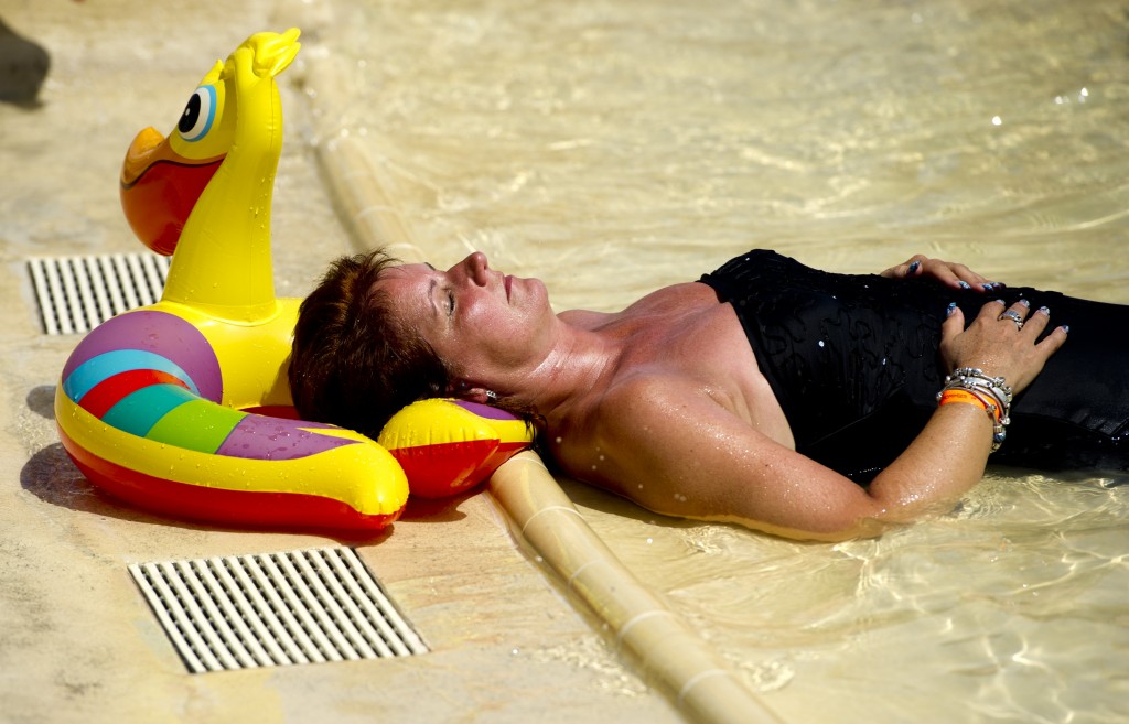 Frankrijk is ook dit jaar met stip het populairste vakantieland onder Nederlanders. Er gaan weliswaar iets minder Nederlandse vakantiegangers dan vorig jaar die kant op, maar de Fransen kunnen zich toch opmaken voor de komst van 1,34 miljoen Nederlanders. Dat zijn er 88.000 minder dan vorig jaar. Griekenland en Spanje zijn populairdere bestemmingen dan vorig jaar en ook gaan een stuk meer Nederlanders weer op verre reis. Dat meldt de ANWB woensdag op basis van cijfers van het Continu Vakantie Onderzoek (CVO). Ruim 700.000 Nederlanders kiezen voor een intercontinentale vakantie. Dat zijn er 100.000 meer dan vorig jaar. De Verenigde Staten zijn hierbij het populairst (239.000 Nederlandse vakantiegangers). Ook Indonesië, Canada en de Nederlandse Antillen zijn in trek. Het aantal autovakanties ligt 8 procent lager dan vorig jaar. Volgens de ANWB ligt dat aan de afgenomen belangstelling voor autovakantielanden Frankrijk en Italië. Het aantal vliegvakanties is met 4 procent gestegen. Lees ook Creditcard en betaalpas op vakantie: dit moet je weten