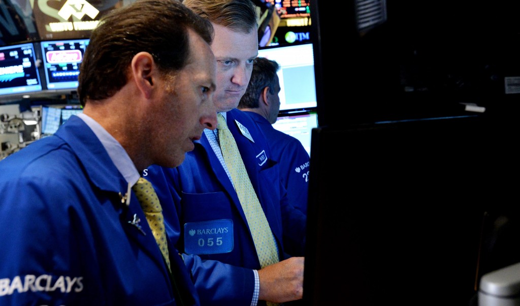 In de VS loopt de inflatie wat op. Beleggers zijn daar niet blij mee. De Dow-Jonesindex noteerde dinsdag enige minuten na de openingsbel 0,3 procent lager. De Amerikaanse aandelenbeurzen zijn dinsdag in de min geopend. Beleggers vrezen dat de rente in de Verenigde Staten eerder dan verwacht zal worden verhoogd door de oplopende inflatie in de grootste economie ter wereld. Ook vielen de cijfers over de Amerikaanse huizenmarkt tegen. De Dow-Jonesindex noteerde enige minuten na de openingsbel 0,3 procent lager op 16.736 punten en de brede S&P 500 zakte 0,2 procent tot 1934 punten. De door technologiebedrijven gedomineerde Nasdaq verloor ook 0,2 procent, tot 4312 punten.