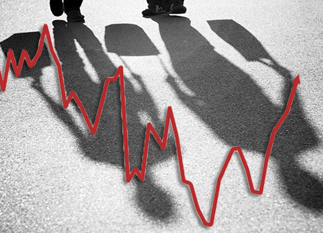 Het gaat beter met de Nederlandse detailhandel. De inkomsten van winkeliers zitten in de lift sinds eind vorig jaar. Goed nieuws van het Centraal Bureau voor de Statistiek (CBS) vrijdagochtend. Nederlandse winkeliers hebben de omzet in april in het sterkste tempo zien stijgen sinds november 2010. De verkopen van de detailhandel groeiden in april met 3,4 procent in vergelijking met een jaar eerder. Daarmee lijkt het voorzichtige herstel van het eerste kwartaal van dit jaar door te zetten. Licht vertekend cijfer Hoe mooi het cijfer van april ook is, het is iets vertekend. Dat komt ten eerste doordat het vergelijken van de ene maand met de andere niet helemaal eerlijk is. Soms zitten er vier weekenden in een maand, soms vijf. Het aantal dagen dat winkels open zijn en mensen op pad gaan verschilt sterk per maand. Ten tweede was er dit jaar sprake van een paaseffect. In 2014 vielen de paasdagen in april, terwijl dat vorig jaar nog in maart was. Aangezien mensen met Pasen meer inkopen doen, zullen de winkelverkopen in april iets hoger liggen dan normaal. Vooral supermarkten en speciaalzaken in voedingsmiddelen profiteerden dit jaar van de extra paasinkopen. Blokjes van drie maanden Om een duidelijker beeld te krijgen van hoe het gaat met de Nederlandse detailhandel, is het beter om niet naar één enkele maand te kijken maar naar blokjes van drie maanden. Namelijk de maand die je wilt bekijken en de twee maanden daarvoor. Dat heet het driemaandsgemiddelde. Op die manier verklein je het effect van het verschillende aantal koopdagen per maand. Dat levert de onderstaande grafiek op. [google-drive number='2'] Het lijkt in eerste instantie een rommeltje, maar wat je ziet is heel verklaarbaar. Winkels hebben het namelijk niet altijd even druk gedurende het jaar. In de lente is het rustig, dan komt de uitverkoop in mei en juni. De piek is aan het einde van het jaar, als de feestdagen voor de deur staan. Vergelijken met een jaar eerder Om deze seizoenseffecten eruit te filteren, vergelijk je een periode met dezelfde periode een jaar eerder. Hoe verhoudt zich februari, maart en april van 2014 met dezelfde drie maanden het jaar ervoor? Dat is een eerlijke vergelijking. Doe je dat voor het driemaandsgemiddelde van de winkelverkopen, dan zie je een positieve ontwikkeling. Sinds het einde van vorig jaar wordt de krimp steeds kleiner. Sterker nog: in de afgelopen periode van drie maanden nemen de winkelverkopen voor het eerst in twee jaar toe in vergelijking met een jaar eerder.
