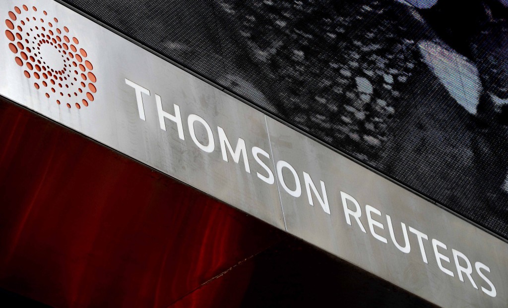 Thomson Reuters heeft vorig kwartaal iets meer winst geboekt dan een jaar eerder, op een stabiele omzet. Dat meldde de Amerikaanse informatieleverancier woensdag. Thomson Reuters boekte vorig kwartaal, evenals een jaar eerder, een omzet van 3,2 miljard dollar (2,4 miljard euro). De nettowinst steeg met 4 miljoen dollar naar 260 miljoen dollar. De aangepaste nettowinst was met 51 dollarcent per aandeel 5 cent hoger dan analisten gemiddeld voorspelden. De omzet van de divisie Financial & Risk, waar vorig jaar stevig werd gesaneerd, nam af. Die daling werd echter gecompenseerd door groei in de dienstverlening aan de juridische sector en accountants, bij wetenschappelijke publicaties en op het gebied van intellectuele eigendomsrechten. Het moederbedrijf van persbureau Reuters kondigde verder aan voor nog eens 1 miljard dollar aan eigen aandelen in te gaan kopen.