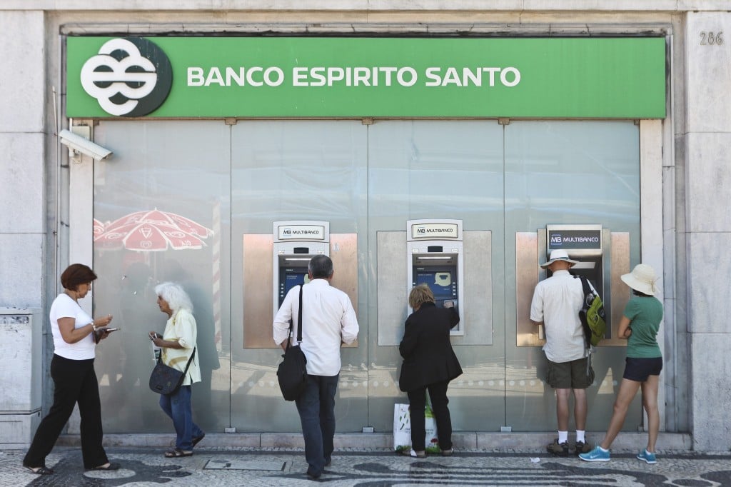 De Portugese bank Banco Espirito Santo heeft een nieuw topbestuur benoemd. Dat maakte het financiële concern maandag bekend. Vítor Bento is benoemd tot bestuursvoorzitter van Espirito Santo en João Moreira Rato is zijn financieel directeur. De benoeming stond al op de agenda, maar werd 2 weken naar voren gehaald na een spoedbijeenkomst in opdracht van de Portugese centrale bank. Maandag werd ook bekend dat moederbedrijf Espirito Santo International een belang van bijna 5 procent heeft verkocht om leningen te voldoen. De op één na grootste bank van Portugal kwam vorige week in het nieuws door de financiële problemen bij Espirito Santo International. Die zou overwegen om schuldeisers te vragen hun vorderingen om te zetten in aandelen en zou bovendien meer tijd willen hebben om aan zijn verplichtingen te voldoen.