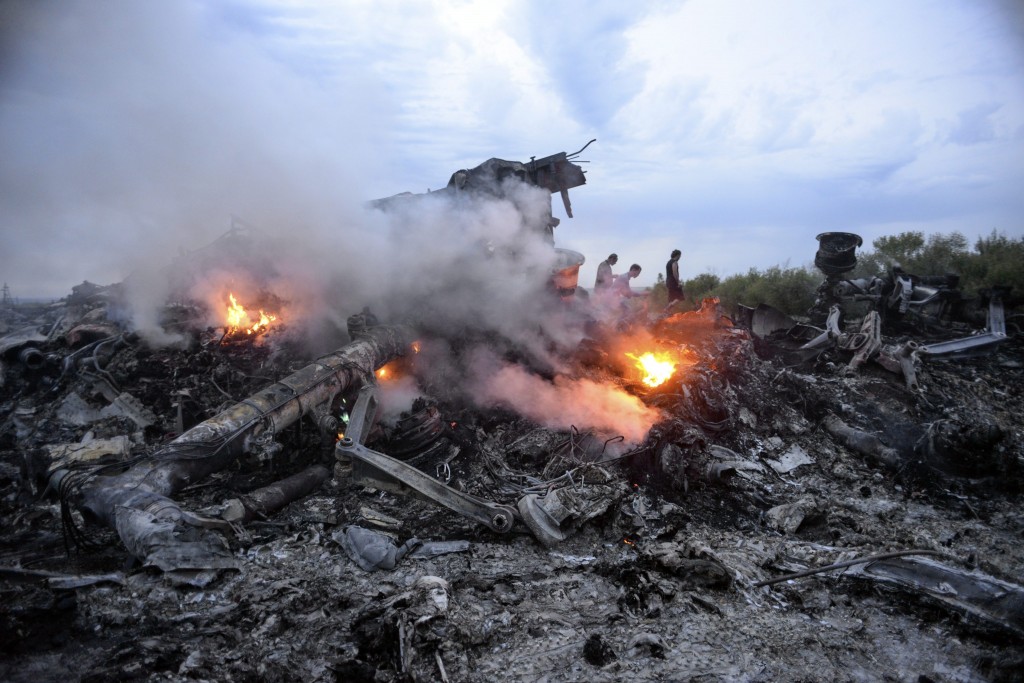 Het aandeel van Malaysian Airlines is na de vliegtuigcrash in Oekraïne flink gedaald. Op de beurs in Kuala Lumpur leverde de luchtvaartmaatschappij vrijdag ruim 11 procent aan beurswaarde in. Ook andere luchtvaartaandelen in het Verre Oosten behoorden tot de verliezers. In totaal koerst het aandeel Malaysian Airlines nu 37 procent lager dan aan het begin van het jaar. In maart verdween vlucht MH370 van Malaysian Airlines. Het toestel, dat onderweg was van Kuala Lumpur naar Peking, is nog steeds niet gevonden. De ticketverkopen in China kelderden daarna. In het eerste kwartaal meldde het bedrijf een nettoverlies van omgerekend ruim 100 miljoen euro. De luchtvaartmaatschappij zucht al jaren onder felle concurrentie en hoge kosten van met name vliegtuigbrandstof. Een analist wees er op dat het erg lang zal duren voor Malaysian Airlines om deze nieuwe klap te boven te komen. Geschrokken De vliegtuigcrash zette vrijdag ook de aandelenbeurzen in het Verre Oosten onder druk. Net als in Europa en de VS schrokken beleggers van de mogelijkheid dat de crash samenhangt met het conflict in Oekraïne, waardoor de spanningen tussen Rusland en het Westen verder dreigen op te lopen. In Tokio stond de toonaangevende Nikkei-index ruim een uur voor het slot 1,2 procent in de min. De aandelenbeurs in Hongkong leverde in de middaghandel 0,5 procent in. Donderdag gingen in New York de beurzen en de aandelen van luchtvaartbedrijven ook onderuit. Delta Airlines stond aan het slot van de Amerikaanse beurshandel 3,4 procent lager. American Airlines zakte 4,1 procent en United Continental speelde 3,5 procent kwijt. Het nieuws van over het neergestorte vliegtuig werd kort voor het sluiten van de Europese beurshandel bekend. Air France-KLM sloot 1,5 procent lager en Lufthansa speelde 2,6 procent kwijt. IAG, het moederconcern van Iberia en British Airways, zakte 3 procent. De Russische luchtvaarder Aeroflot kelderde 3,5 procent.