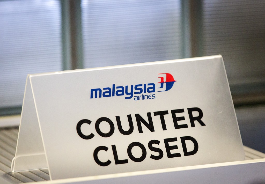 Het noodlijdende Malaysia Airlines komt in de handen van de Maleisische staat en wordt van de beurs gehaald. Het staatsfonds van het Aziatische land heeft een bod gedaan van in totaal 1,38 miljard Maleisische ringgit (zo'n 320 miljoen euro) op de aandelen van de minderheidsaandeelhouders, zo werd vrijdag bekend. Staatsfonds Khazanah Nasional, waarvan premier Najib Razak voorzitter is, was al de meerderheidsaandeelhouder en wil met de zet de resterende 30,6 procent van de stukken die het nog niet bezit in handen krijgen. Het privatiseren van het bedrijf, dat de formele naam Malaysian Airline System heeft, maakt de weg vrij om snel te herstructureren. Naar verluidt zijn er plannen om onderdelen te verkopen, het werknemersbestand te verkleinen en een nieuw bestuur te installeren. De luchtvaartmaatschappij bevindt zich al tijden in zwaar weer, door hoge bedrijfskosten, felle concurrentie en minder passagiers. Sinds de verdwijning in maart van vlucht MH370 en de crash van de MH17 vorige maand in Oekraïne worden de resultaten alleen maar slechter. Sinds begin dit jaar kelderde de aandelenkoers al met 23 procent, terwijl voor dit jaar een verlies van zo'n 1 miljard ringgit wordt voorzien. De afgelopen 3 jaar werd er door Malaysia Airlines al een verlies van opgeteld 4,13 miljard ringgit in de boeken gezet. Khazanah zei in juni nog dat het luchtvaartconcern genoeg financiering had om het nog een jaar uit te houden.