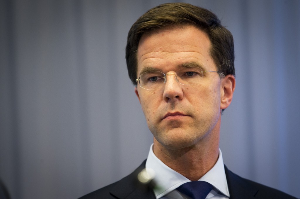 Premier Mark Rutte "zal niet rusten'' voordat de onderste steen rond de oorzaak van de vliegtuigramp boven is gebracht en eventuele daders voor het gerecht zijn gebracht. Dat zei hij vrijdagmiddag op het ministerie van Veiligheid en Justitie, waar een crisiscentrum is. "Laat één ding glashelder zijn: als duidelijk wordt dat het een aanslag was, dan moeten de daders worden opgespoord en hun gerechte straf krijgen. Daar hebben de slachtoffers en hun nabestaanden recht op'', aldus de premier. Onbelemmerde toegang tot de plek des onheils en de zwarte dozen is absoluut noodzakelijk, aldus Rutte. Dat heeft hij met internationale collega's besproken. Rutte belde met de Russische president Poetin, de Amerikaanse president Barack Obama, de Duitse bondskanselier Angela Merkel en met de Franse president François Hollande. 'Nederlanders nauw met elkaar verbonden' Rutte zei dat het drama een "steeds tragischer verschijning'' krijgt, onder meer door de "verhalen van individuele reizigers, jongeren, een grote groep wetenschappers, soms hele gezinnen, die gisteren niets vermoedend aan boord gingen, hun kansloze lot tegemoet. Steeds meer mensen horen in hun directe omgeving het verschrikkelijke nieuws van mensen die ook aan boord waren." Hij zei dat op dit moment blijkt hoe nauw we in ons land met elkaar verboden zijn. "Nederland leeft intens mee, festiviteiten worden versoberd. Op de sociale media is een stroom van medeleven."