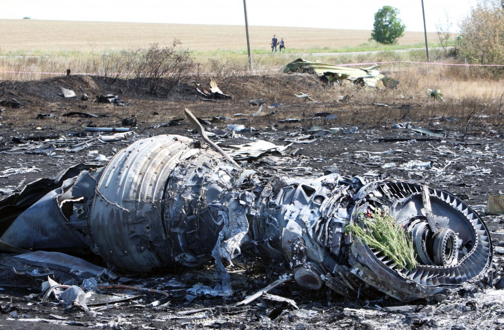Oekraïne is medeschuldig aan het neerstorten van rampvlucht MH17 van Malaysia Airlines in Oekraïne. Dat vinden nabestaanden van drie Duitse slachtoffers. Zij willen Oekraïne voor het Europees Hof voor de Rechten van de Mens slepen wegens doodslag door nalatigheid in 298 gevallen. Dat schrijft Bild zondag. Volgens internationaal recht is elk land verantwoordelijk voor de veiligheid van zijn luchtruim wanneer hij die openstelt voor vliegverkeer. Oekraïne heeft deze veiligheid niet gewaarborgd, zegt de advocaat van de nabestaanden, en heeft daardoor mensenrechten geschonden. De nabestaanden zijn van plan de aanklacht tegen de Oekraïense regering en president Petro Porosjenko binnen twee weken in te dienen. De advocaat wil naast een vergoeding voor materiële schade ook smartengeld eisen. Hij gaat uit van een bedrag van ten minste 1 miljoen euro per slachtoffer. Malaysia Airlines heeft de nabestaanden een voorschot van 5000 euro schadevergoeding uitbetaald. De rest van het bedrag volgt later. Het neergestorte vliegtuig telde 298 inzittenden, van wie vier Duits waren. De ramp gebeurde op 17 juli in Oost-Oekraïens conflictgebied. Het toestel is tijdens de vlucht boven Oekraïne in stukken gebroken, nadat een groot aantal objecten het met grote snelheid heeft doorboord, concludeerde de Onderzoeksraad voor Veiligheid onlangs.