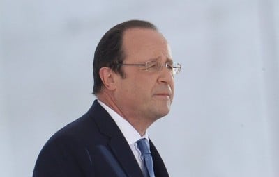 Hollande mag de meest impopulaire president ooit zijn, hij zal vandaag opgelucht ademhalen nu de kans klein lijkt dat oud-president Sarkozy hem gaat uitdagen nu justitie hem het vuur aan de schenen legt. Nu de economie nog wat leven in blazen met hulp van de ECB. Arne Petimezas praat je bij. 1. Nicholas Sarkozy’s kansen om nog terug te keren naar het Élysée hebben een flinke deuk opgelopen nu er een justitieel onderzoek is gestart naar de oud-president vanwege corruptie en machtsmisbruik. Sarkzoy werd afgelopen nacht vrijgelaten na 15 uur lang verhoord te zijn door de politie en een onderzoeksrechter. En het beeld van een zichtbaar vermoeide en uitgebluste Sarkzoy die pas in het holst van de nacht naar huis mag zal op het netvlies van Fransen gebrand zijn en zal daarnaast voor opluchting zorgen bij de zittende president François Hollande, de meest impopulaire president ooit. Volgens opiniepeilingen zou Sarkozy namelijk gehakt maken van Hollande als er nu verkiezingen zouden worden gehouden. Voor de obligatiemarkt is het schandaal een sideshow, want het renteverschil tussen Duitsland en Frankrijk is verder aan het afnemen. 2. En ondertussen is Hollande's regering onder leiding van premier Manuel Valls de ECB onder druk aan het zetten om meer te doen om de groei te stimuleren, inflatie aan te wakkeren en de euro te verzwakken. Valls zei vandaag tegen de krant Les Echos dat de ECB de geldpers moet laten rollen om obligaties in de markt te kopen. Valls vindt duidelijk de renteverlaging en de goedkope leningen die de ECB aan banken gaat verstrekken bij lange na niet genoeg. En dat is erg lastig voor ECB-president Mario Draghi, want Berlijn gedoogd schoorvoetend het laatste ECB-ingrijpen en ziet liever dat de ECB zo snel mogelijk gas terug begint te nemen. 3. Das Experiment op Facebook. Het Verenigd Koninkrijk, toch niet het land dat veel geeft om privacy, gaat een onderzoek starten naar een controversieel experiment dat het social media bedrijf heeft gehouden onder 700.000 onwetende gebruikers. Facebook manipuleerde namelijk de content die gebruikers op hun account zagen om na te gaan hoe emoties zich verspreiden over sociale netwerken. Facebook liet bij sommige gebruikers bewust negatiever nieuws zien op hun news feed, terwijl anderen positiever nieuws kregen voorgeschoteld. Britse autoriteiten willen nagaan of er Britten onderworpen waren aan het experiment en of gebruikersgevens geanonimiseerd werden. 4. Leuk voor ING, want het gaat goed met de beursgang van Nationale Nederlanden. De koers noteert krap boven de 21 euro, wat weer stevig boven de uitgifteprijs van 20 euro is. Bovendien verkocht ING vanwege sterke vraag 77 miljoen aandelen, 7 miljoen euro meer dan gepland. ING houdt daarmee nog een belang van 71,4 procent. Er is een over-allotment, en ING kan de komende 30 dagen nog eens 11,5 miljoen aandelen verkopen, waardoor het belang zou dalen naar 68,1 procent. In 2016 wil ING het belang in de verzekeringspoot volledig van de hand hebben gedaan. 5. Met een andere prominente beursgang gaat het nog steeds heel erg goed. De koers van sportscameraproducent GoPro is gisteren voor de vierde dag op rij gestegen en is inmiddels verdubbeld ten opzichte van de uitgifteprijs van 24 dollar. De vraag is of de eigenaren die verkochten bij de beursgang nu wel zo blij zijn met deze wel heel erg forse koersstijging, en misschien het gevoel hebben gekregen op een te laag niveau te hebben uitgecashed. 6. De Spaanse werkloosheid is in een rap tempo aan het dalen, en dat mag ook wel, want door de crisis zijn er 2,8 miljoen werklozen bijgekomen en heeft een kwart van de beroepsbevolking geen baan. Over de eerste zes maanden van het jaar daalde de werkloosheid met meer dan 250.000. En dat is het beste eerste half jaar sinds de cijfers worden bijgehouden. De Spaanse arbeidsmarkt is overigens zeer gevoelig voor seizoensinvloeden, en bijna altijd begint de werkloosheid in de herfst weer te stijgen. 7. Online muziekdiensten zijn hot. Vindt ook Google. Google heeft muziekdienst Songza Media, een startup, overgenomen voor een onbekend bedrag. De overname komt nadat in het voorjaar rivaal Apple muziekdienst en hoofdtelefoonproducent Beats overnam voor 3 miljard dollar. 8. Belastingbetalers opgelet: grote kans dat u uw inleg in ASR tot op de laatste cent terugkrijgt. Dat heeft bestuursvoorzitter Jos Baeten van de in 2008 genationaliseerde verzekeraar gezegd tegen het FD. ASR, waar 3,6 miljard euro aan belastinggeld in is gestopt, zou volgens Baeten de belastingbetaler geen verlies opleveren als de verzekeraar zou worden gecombineerd met Reaal. “De bedrijven hebben samen een hogere waarde dan de twee afzonderlijk. Dat zie je natuurlijk niet meteen na een eventuele overname. Er is minstens anderhalf jaar nodig om die voordelen te laten zien”, zei Baeten tegen het FD. Baeten liet verder weten op zoek te zijn naar een geldschieter om de aankoop van Reaal te kunnen financieren. 9. UPS geloofd in Europa, BMW minder. De CFO van pakjesberzorger UPS zei tegen Süddeutsche Zeitung dat zijn bedrijf de komende drie tot vijf jaar 1 miljard dollar wil investeren in Europa, met name in Duitsland. BMW wil daarentegen volgens persbureau Bloomberg News een miljard dollar investeren in een nieuwe fabriek in Mexico om de Latijns-Amerikaanse markt beter te kunnen bedienen. 10. Europese beurzen kleuren vanochtend groen in het kielzog van nieuwe records op Wall Street en een hoger slot in Azië. Spannend is het wederom niet, en handelaren zijn in afwachting van een toespraak van Fed voorzitter Janet Yellen later vanmiddag en de Amerikaanse banencijfers en het ECB-rentebesluit op donderdag. Arne Petimezas is analist bij financiële dienstverlener AFS Group. Deze bijdrage is niet bedoeld als advies tot het doen van individuele beleggingen.