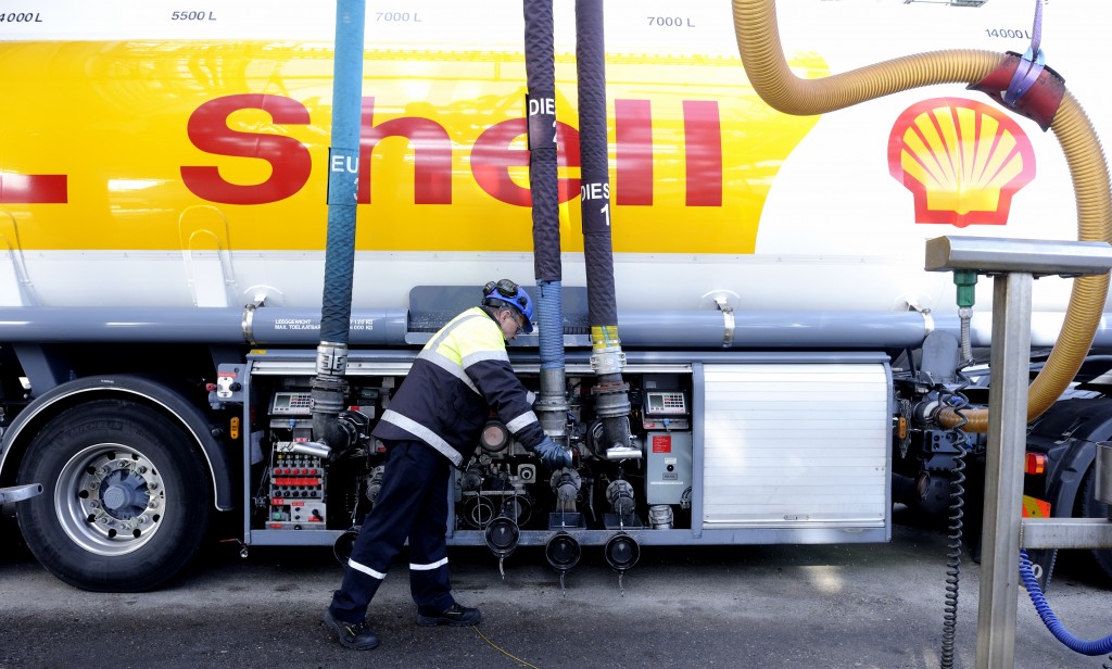De voorgenomen verkoop van een deelbelang dat Shell heeft in het Australische Woodside is omgeven door onzekerheid. Woodside houdt vrijdag een vergadering over de transactie ter waarde van 2,7 miljard dollar en heeft vooralsnog de steun van 71 procent van de stemrechten, terwijl 75 procent nodig is. Ongeveer 59 procent van de stemgerechtigden heeft tot nu toe van zich laten horen. Financieel directeur van Shell Simon Henry zei in een toelichting op de tweedekwartaalcijfers dat de vergadering doorgaat en dat er voor het moment geen voorspellingen gedaan kunnen worden over de uitkomst. ,,Mocht het plan weggestemd worden, dan moeten Shell en Woodside zich buigen over een vervolg.'' Henry benadrukte dat Shell niet afhankelijk is van de verkoop om zijn desinvesteringsdoelstelling te halen. Het concern wil dit jaar en volgend jaar in totaal voor 15 miljard dollar aan bezittingen van de hand doen. De teller staat tot dusver op 8 miljard dollar.