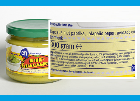 De guacamole met slechts 0,7 procent avocadopoeder, van het eigen merk van Albert Heijn, verdwijnt uit de schappen van de supermarkt. De Consumentenbond nomineerde de ‘avocado-arme guacamole’ voor de Kletsmajoor Award, een verkiezing voor fabrikanten die volgens de bond onzin verkopen. De guacamole kreeg al bijna 6000 stemmen. Albert Heijn gaat de dipsaus de komende weken uit de schappen halen. Er komt een nieuw product voor in de plaats, laat een woordvoerster van de supermarkt weten, maar het is nog niet duidelijk wat dat gaat worden. Op de nominatielijst staat ook Rivella, de frisdrank is genomineerd omdat het claimt dat het ‘met natuurlijke ingrediënten’ is bereid, maar er zitten drie synthetische zoetstoffen in. De reactie van Rivella: We spreken niet van "met alléén" natuurlijke ingrediënten. De derde genomineerde is het sapje Healthy People waar groot ‘blauwe bosbes en framboos’ op de verpakking staan, maar het hoofdbestanddeel (84 procent) is druivensap. Dat komt volgens de fabrikant omdat het zo’n goede smaakdrager is, maar waarom het niet op de verpakking staat is onduidelijk. Volgende maand moet de ‘winnaar’ bekend zijn. De guacamole-dipsaus blijft op de nominatielijst staan, meldt de Consumentenbond.