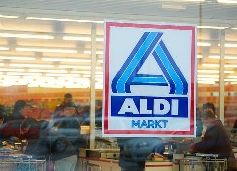 Supermarktketen Aldi gaat stappen nemen om de arbeidsomstandigheden van zijn personeel te verbeteren. Het bedrijf zet daarbij voor het eerst in de geschiedenis een centrale afdeling personeelszaken (HRM-afdeling op holdingniveau) op, meldde CNV Dienstenbond dinsdag. De maatregelen volgen nadat de Inspectie SZW in oktober vorig jaar Aldi had gevraagd om een verbeteringsplan. De keten had de Arbowetgeving op verschillende punten overtreden. Volgens de inspectie had Aldi niet goed geïnventariseerd aan welke werkdruk en ongewenste omgangsvormen het personeel werd blootgesteld. Ook had de supermarkt onvoldoende maatregelen getroffen om te hoge fysieke belasting van medewerkers te voorkomen. CNV werkt mee aan het verbeterplan. "We willen de medewerkers hier zelf nadrukkelijk bij betrekken. Wij gaan er vervolgens op toezien dat de verbetervoorstellen concrete uitwerkingen krijgen op de werkvloer'', aldus de vakbond.