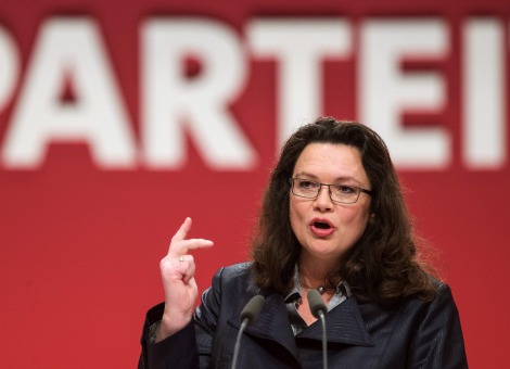 De invoering van het minimumloon in Duitsland gaat bedrijven bij onze oosterburen bijna 10 miljard euro kosten. Dat heeft de Duitse minister voor Arbeid Andrea Nahles volgens de krant Bild berekend. Het economisch onderzoeksbureau Institut der Deutschen Wirtschaft kom zelfs tot een bedrag van 17 miljard euro. Om de naleving van de betaling van het minimumloon te controleren, moet de overheid 1600 douane-inspecteurs in dienst nemen. Dat kost Berlijn een slordige 80 miljoen euro per jaar, aldus Bild op dinsdag. Controle is nodig omdat wit werken een stuk duurder wordt door het minimumloon. Het wordt voor bedrijven lucratiever mensen zwart in dienst te nemen. Aardbeien en taxi's fors duurder Werkgeversverenigingen hebben er ook voor gewaarschuwd dat bepaalde producten en diensten fors duurder zullen worden. Werken Polen en Roemenen als seizoensarbeider in de landbouw nu gemiddeld voor 6,50 per uur, dat wordt dan 2 euro meer. Prijzen van bijvoorbeeld asperges en aardbeien stijgen daardoor sterk. Ook taxiritjes zullen een stuk duurder worden in Duitsland met in sommige deelstaten prijsstijgingen tot wel 70 procent, zegt de baas van de overkoepelende vereniging van taxibedrijven. Minimumloon in Duitsland relatief laag Het minimumloon komt in Duitsland op 8,50 euro per uur te liggen, wat nog relatief laag is vergeleken de omringende landen. Volgens het Duitse statistiekbureau Statista kregen in 2013 Luxemburgers het hoogste wettelijk minimumloon met 11,10 euro per uur, gevolgd door Frankrijk met 9,43 euro, België met 9,10 euro. In ons land is het minimumloon afhankelijk van leeftijd en het aantal gewerkte uren per week. Iemand van 23 jaar of ouder met een werkweek van 38 uur krijgt met ingang van 1 juli 9,08 euro per uur, bij 36 uur is het uurtarief voor dezelfde persoon 9,58 euro. Donderdag stemt de coalitie van CDU/CSU en de SPD vermoedelijk in met de invoering van het wettelijk minimumloon. Lees ook IKEA doet het anders: minimumloon verschilt per regio in VS