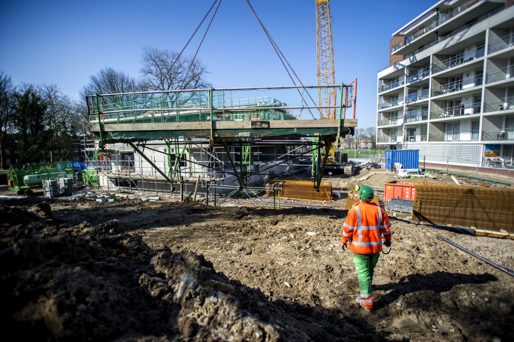 Een daling van het Duitse economisch vertrouwen drukte het beurssentiment. Op het Amsterdamse Damrak kreeg bouwbedrijf BAM opnieuw rake klappen. De Europese aandelenbeurzen waren dinsdag negatief gestemd. ,,Bij BAM is het leed na de winstwaarschuwing van vorige week nog niet geleden. Beleggers nemen geen genoegen met de uitleg van het bouwbedrijf en er zijn nog teveel onzekerheden. Negatieve verrassingen worden hard afgestraft in het huidige beursklimaat. Voor de rest is het wachten op de kwartaalcijfers en een toespraak van de Amerikaanse centralebankpresident Janet Yellen'', aldus Erwin Blok, partner bij Ambassador Investments.