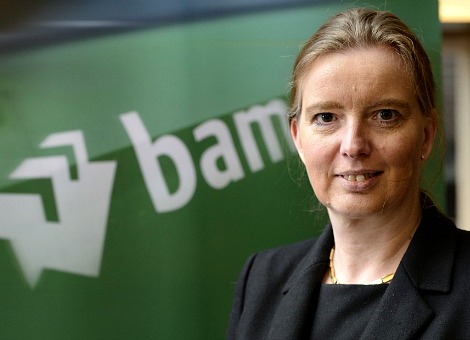 ABN Amro heeft zijn advies voor BAM verlaagd naar hold van buy. Aanleiding is de tweede winstwaarschuwing van het bouwbedrijf in een jaar tijd. De bankconvenanten zijn in gevaar, zo schrijft de bank woensdag. BAM ging eerder deze week flink onderuit op de beurs nadat het bekend had gemaakt dat het verliezen moet nemen van naar schatting 75 miljoen euro op projecten in Duitsland en Groot-Brittannië. Verdere kostenoverschrijdingen zijn niet uit te sluiten, denken de analisten van ABN Amro. BAM dreigt volgens ABN Amro de kredietafspraken met banken te schenden. Dat zal nog niet het geval zijn in het tweede en derde kwartaal, maar de bank maakt zich zorgen om de periodes daarna. Het is de vraag of de kostenbesparingen die het bedrijf heeft aangekondigd op tijd komen om te voorkomen dat de convenanten worden geschonden. Het potentiële winstherstel voor BAM als de markt aantrekt, weegt niet langer op tegen de genoemde risico's, meent ABN Amro. Daarom beveelt de bank zijn klanten niet langer aan het aandeel te kopen.