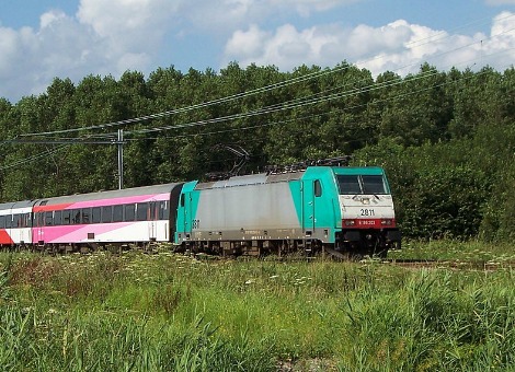 Vanaf eind dit jaar rijden de Beneluxtreinen weer helemaal van Amsterdam naar Brussel. Voor Belgische en Nederlandse hoofdstedelingen is overstappen om bij elkaar op bezoek te gaan dan niet langer nodig. Dat blijkt uit de nieuwe dienstregeling die ingaat op 14 december en die donderdag door de Belgische spoorwegen NMBS werd gepresenteerd. Toen de Beneluxtrein na het debacle met de Fyra opnieuw ingevoerd werd, reed deze niet langer van hoofdstad naar hoofdstad maar van Den Haag HS naar Brussel. Momenteel rijdt de Beneluxtrein (IC) 12 keer tussen Brussel en Den Haag. Met de nieuwe dienstregeling komen daar vier ritten bij. De trein zal bovendien ook gaan stoppen op Brussels Airport. De 12 Thalystreinen tussen beide hoofdsteden blijven rijden, en ook de 16 stoptreinen tussen Antwerpen en Roosendaal. Eind 2015 komen er per dag nog twee extra Thalysritten bij. Een jaar later gaat er tweemaal daags een Eurostar rijden tussen Londen en Amsterdam, die ook in Antwerpen en Brussel stopt. Voor inwoners van Dordrecht en Roosendaal heeft de NMBS minder goed nieuws. De Beneluxtrein zal vanaf eind 2016 via de hogesnelheidslijn van Rotterdam naar Breda en vervolgens richting Antwerpen rijden en de stations in hun woonplaats mijden.