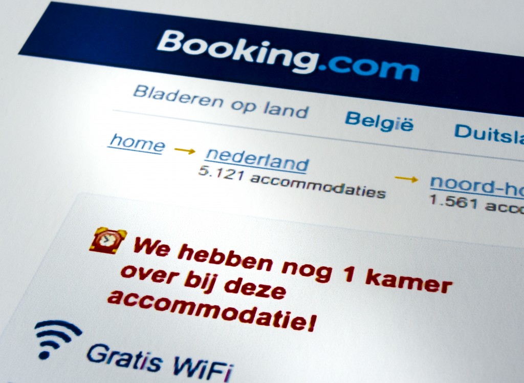Booking.com heeft bezoekers van de hotelsite misleid door de suggestie te wekken dat hotelkamers bijna zijn uitverkocht, terwijl via andere kanalen nog kamers beschikbaar zijn. Dat oordeelt het College van Beroep van de Reclame Code Commissie vrijdag. Het college bekrachtigt een eerdere uitspraak waarin Booking.com werd opgeroepen niet meer op een dergelijke wijze reclame te maken. Meldingen als ,,We hebben nog 1 kamer vrij!'' zet mensen op een verkeerd been, vindt het college. Het is voor de gemiddelde consument onvoldoende duidelijk dat zo'n mededeling uitsluitend betrekking heeft op het aanbod dat het betreffende hotel via de website van Booking.com beschikbaar heeft gesteld. Bezoekers worden daardoor verleid snel een kamer te boeken, die zij anders misschien niet hadden genomen.