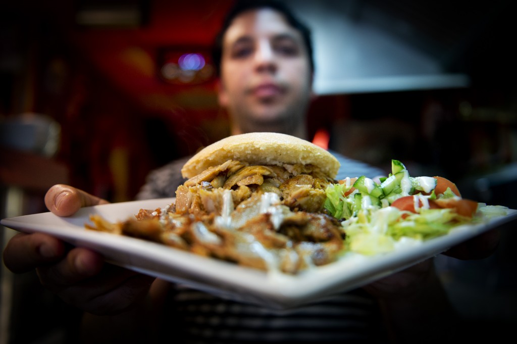 Mensen met een voedselallergie moeten in horecagelegenheden inzicht krijgen in wat hen precies wordt voorgeschoteld. Dat meldde het ministerie van VWS vrijdag naar aanleiding van een bericht van de radiozender BNR. Van restaurants tot snackbars, eind dit jaar moeten ze op basis van een EU-verordening laten weten welke ingrediënten ze gebruiken die allergische reacties kunnen uitlokken. Het is nog niet duidelijk hoe ze dat precies moeten doen. ,,Het zal niet om plakkaten aan de muur gaan’’, aldus het ministerie van VWS. Koninklijke Horeca Nederland heeft vrijdag met het ministerie over de uitwerking van de verordening gesproken. Over uiterlijk 2 weken wordt een concreet voorstel verwacht. Volgens het Voedingscentrum heeft ongeveer 1 tot 2 procent van de Nederlanders last van een voedselallergie. De meeste allergische reacties ontstaan op voedingsmiddelen zoals kippeneieren, pinda's, soja en producten met gluten zoals brood en pasta. Levensmiddelenfabrikanten moeten al langer allergieinformatie op hun supermarktproducten zetten.