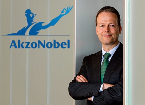 AkzoNobel heeft de winst in het tweede kwartaal van 2014 zien stijgen, onder meer als gevolg van hogere verkoopvolumes en kostenbesparingen. De omzet daalde licht door negatieve wisselkoerseffecten. De verfspecialist opende woensdag de boeken over de afgelopen periode. De omzet van de onderneming kwam uit op 3,71 miljard euro, 4 procent lager dan in dezelfde periode vorig jaar. De dure euro had een negatief effect van 5 procent op de omzet. In alle bedrijfsonderdelen stegen de verkopen, waardoor het bedrijfsresultaat met 10 procent steeg tot 353 miljoen euro. Onder de streep bleef netto 205 miljoen euro over, een toename van 11 procent. AkzoNobel liet weten op koers te liggen om de doelstellingen voor 2015 te realiseren. Het concern houdt rekening met een sterke euro en een "aanhoudend fragiel economisch klimaat" in 2014. Doelen voor 2015 Voor 2015 heeft AkzoNobel zich ten doel gesteld om de winstgevendheid sterk te verbeteren. Dat betekent onder meer een rendement van 9 procent op verkopen. Dit cijfer steeg in het tweede kwartaal al van 8,3 procent naar 9,5 procent. Dit percentage is inclusief de herstructureringskosten van 45 miljoen euro die in de afgelopen maanden zijn gemaakt. Volgens topman Ton Büchner illustreren de cijfers de "doorlopende focus op organische groei en operationele efficiëntie". Performance Coatings springt eruit Bij de tak Decorative Paints gingen de volumes met 3 procent omhoog, vooral in Azië en Europa, terwijl de omzet met 9 procent daalde - vooral door de dure euro. Het bedrijfsresultaat bleef gelijk. Bij Performance Coatings gingen de volumes met 1 procent omhoog, maar daalde de omzet met 2 procent. Het bedrijfsresultaat ging daar met 9 procent vooruit tot 178 miljoen euro en de ebitda steeg met 8 procent tot 212 miljoen euro. Specialty Chemicals zag het bedrijfsresultaat met 2 procent stijgen bij 4 procent hoger volumes en betere marktomstandigheden. Tegenvallende omzet De resultaten die AkzoNobel woensdag naar buiten heeft gebracht zijn in orde, maar de omzet was wel aan de zwakke kant, aldus analist Philip Scholte van Rabobank. Hoewel vooral de winstcijfers volgens Scholte redelijk goed waren, viel de omzet tegen. De autonome groei viel terug van 4 naar 3 procent. "Het zijn vooral de kostenbesparingen die het hem doen", aldus Scholte. Vooral bij de tak Performance Coatings was volgens de analist sprake van een bijna opmerkelijk sterk resultaat.