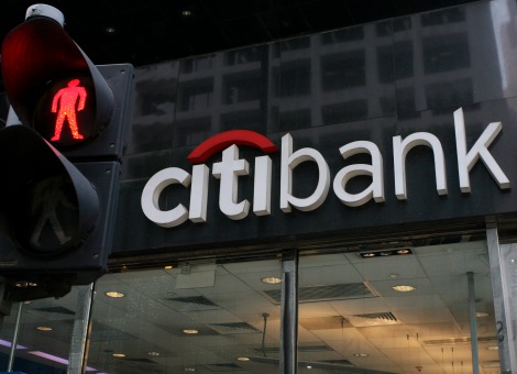 De aandelenbeurzen op Wall Street zijn maandag met winst geopend. De Amerikaanse bank Citigroup ving de aandacht met een miljardenschikking over de verkoop van hypotheken in de aanloop naar de financiële crisis. Verder werd de handel gesteund door overnamenieuws. Vlak na de opening stond de Dow-Jonesindex 0,6 procent hoger op 17.050 punten. De brede S&P 500 steeg 0,5 procent tot 1978 punten. Technologiegraadmeter Nasdaq won 0,6 procent tot 4441 punten. Citigroup betaalt zo'n 7 miljard dollar om verdere vervolging voor onzorgvuldigheden bij de verkoop van aan hypotheken gerelateerde beleggingsproducten te voorkomen. De bank nam in verband hiermee een last van 3,8 miljard dollar in het eerste kwartaal. De nettowinst in die periode zakte daardoor met 96 procent ten opzichte van het voorgaande jaar, tot 181 miljoen dollar. Het aandeel Citigroup werd desondanks 3,5 procent meer waard.