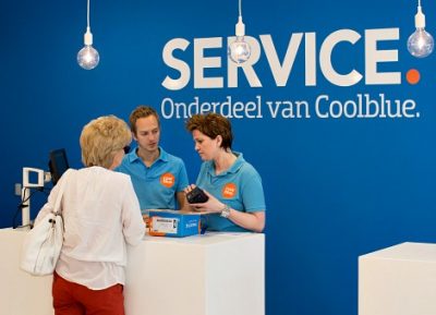 coolblue Coolblue blijft razendsnel groeien, maar vergeleken met andere landen is het winkelbedrijf maar een kleine speler. Nederland ontbeert een internetgigant die wereldwijd een partijtje mee kan blazen. Op een Rotterdamse studentenkamer werd in 1999 de basis gelegd voor één van de grootste online succesverhalen in Nederland. Net nadat hij zijn opleiding bedrijfskunde had afgerond, richtte Pieter Zwart (1977) samen met twee studiegenoten Coolblue op. Mp3man.nl was de allereerste webwinkel die de drie studievrienden lanceerden, inmiddels zijn het er meer dan 300. Tandenborstels, autostoelen, sportbrillen, theepotten, het is allemaal te krijgen via één van de honderden sites van Coolblue. Het bedrijf concentreert zich vanaf het begin op gespecialiseerde webwinkels met een diep assortiment en uitgebreide productbeschrijvingen. Coolblue is geen pure prijsvechter, maar zet in op service en klanttevredenheid. Dat betaalt zich uit. Coolblue boekte vorig jaar een omzet van 555 miljoen euro, ruim de helft meer dan de 360 miljoen euro in 2014. (klik voor vergroting) omzet coolblue Naar eigen zeggen wist Coolblue meer klanten te bereiken en kwamen bestaande klanten vaker terug. Dit jaar wil de onderneming twee nieuwe winkels openen, naast fysieke locaties in onder meer Rotterdam, Amsterdam en Eindhoven. Het concern verwacht ook minimaal duizend mensen aan te gaan nemen. Coolblue telt inmiddels meer dan 1.200 medewerkers. Ook heeft het bedrijf 5 winkels in Nederland en 2 in België. Met Bol.com en Wehkamp.nl behoort de firma nu tot de grootste webwinkeliers van de Benelux. Nederlandse internetbedrijven klein Hoe succesvol Zwart ook is met zijn online activiteiten in België en Nederland, op wereldwijde schaal is hij slechts een kleine speler in de internetwereld. Nederlandse internetbedrijven zijn vaak nauwelijks buiten de eigen landsgrenzen actief, zoals Z24’s Arend van den Berg eerder schreef. Door de relatief kleine thuismarkt ligt het groeiplafond daardoor lager. Neem Coolblue. Het bedrijf werd anderhalf jaar geleden gewaardeerd op 800 miljoen dollar door de World Startup Report. Inmiddels zal de waardering ruim boven de 1 miljard dollar liggen, aangezien de omzet flink is gegroeid. Daarmee is de onderneming van Zwart het duurste zelfstandige internetbedrijf van Nederland. Maar in vergelijking met andere landen is Coolblue niet zo heel groot. Op basis van de waardering van 800 miljoen dollar van Coolblue kwam Nederland op de lijst met grootste internetbedrijven per land op plek 33 van de 50 landen die de World Startup Report in 2014 onderzocht. Wie staan er zoal boven ons? Natuurlijk het Amerikaanse Google en het Chinese Alibaba. Maar ook relatief kleine landen weten in tegenstelling tot ons land wel een miljardenbedrijf voort te brengen. Zweden valt op, met Candy Crush-maker King Digital en muziekdienst Spotify. Ook Finland heeft twee internetreuzen: spelletjesmakers Rovio en Supercell. Daar vallen Coolblue, maar ook het Nederlandse Thuisbezorgd.nl en Marktplaats bij in het niet.