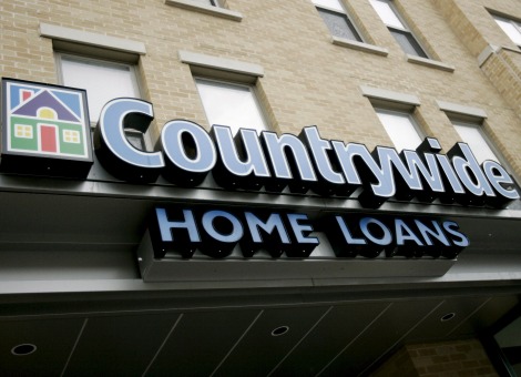 Countrywide Financial, een dochterbedrijf van Bank of America, moet een boete van 1,3 miljard dollar (971 miljoen euro) betalen in verband met de verkoop van risicovolle hypotheekbeleggingen aan de hypotheekverstrekkers Fanny Mae en Freddie Mac in de aanloop naar de financiële crisis van 2008. Dat werd woensdag bekend. De boete werd opgelegd door een rechtbank in New York. De boete ligt wel fors lager dan de maximale boete van 2,1 miljard dollar die was geëist door de Amerikaanse overheid. Countrywide werd in oktober vorig jaar door een jury schuldig bevonden aan gerommel bij de verkoop van hypotheekbeleggingen. Dubieuze hypotheekproducten Countrywide was ooit de grootste hypotheekverstrekker van de Verenigde Staten en werd in 2008 overgenomen door Bank of America. In de aanloop naar de crisis had Countrywide veel dubieuze hypotheekproducten verkocht aan investeerders, die daar vervolgens zware verliezen op leden. Fannie Mae en Freddie Mac werden genationaliseerd door de Amerikaanse overheid om te voorkomen dat ze zouden omvallen door de hypotheekcrisis in de VS. Schikking Bank of America Verder meldden ingewijden woensdag dat Bank of America dicht bij een schikking met het Amerikaanse ministerie van Justitie is over de verkoop van rommelhypotheken. Met die schikking zou een bedrag van 13 tot 17 miljard dollar gemoeid zijn en een deal kan mogelijk al deze week worden aangekondigd. Naar verluidt is Bank of America bereid geweest dieper in de buidel te tasten dan voorheen om tot een regeling met justitie te komen. Bank of America heeft inmiddels al 55 miljard dollar moeten uittrekken voor kosten gerelateerd aan de verkoop van gammele hypotheekproducten.