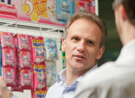 Het Britse supermarktbedrijf Tesco vervangt zijn topman Philip Clarke door Dave Lewis. Die maakt de overstap van Unilever, waar hij directeur is van verzorgingstak Personal Care. Tesco meldde de aanstelling van de nieuwe topman maandag in combinatie met een waarschuwing voor onverwacht moeilijke marktomstandigheden. Die zorgen ervoor dat de winst in de eerste helft van dit jaar lager zal zijn dan verwacht. Lewis treedt op 1 oktober in dienst van Tesco. Tot die tijd houdt Clarke de leiding. Hij treedt vervolgens af als bestuurder en blijft nog tot 1 januari beschikbaar om de overdracht in goede banen te leiden. Tesco meldde vorige maand nog de magerste omzetgroei van de afgelopen 40 jaar. Het bedrijf heeft veel last van de concurrentie van discounters als Aldi en Lidl.