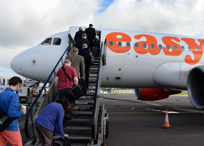 De Britse luchtvaartmaatschappij easyJet heeft in januari de slag verloren van Ryanair. De prijsvechter zag de ticketverkoop afgelopen maand stagneren, waar zijn Ierse aartsrivaal maar liefst 30 procent meer passagiers vervoerde dan een jaar eerder. EasyJet bediende in januari iets meer dan 4 miljoen passagiers, net zoveel als in de eerste maand van 2013, zo blijkt uit donderdag gepubliceerde vervoersstatistieken. In december was nog sprake van een groei van 3,2 procent. Gemiddeld was iets meer dan 85 procent van de stoelen aan boord gevuld. De bezettingsgraad is daarmee nog wel iets beter dan bij Ryanair, waar de vliegtuigen voor 83 procent vol zaten. De Ierse prijsvechter vervoerde vorige maand 6 miljoen reizigers, bijna net zoveel als in december. Normaal gesproken zakt de reislust in de eerste maanden van het jaar, maar Ryanair wist met forse prijsverlagingen toch veel consumenten te verleiden. Air France-KLM, dat de komende jaren stevig wil groeien in de prijsvechtersmarkt, komt maandag met vervoersstatistieken over januari. Dan moet blijken of budgetdochter Transavia, die in de maanden oktober tot en met december steeds dubbelcijferige groei liet zien, zich ook vorige maand staande heeft gehouden onder het prijsgeweld van Ryanair.