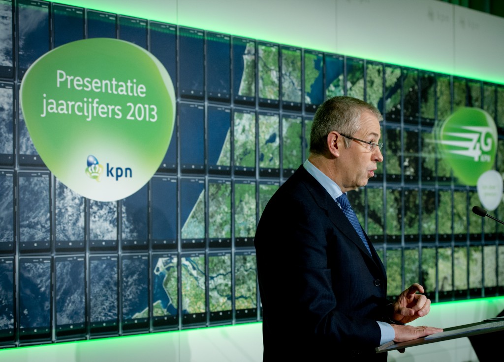 De effectenbeurs in Amsterdam is dinsdag in de plus geopend. Het aandeel KPN profiteerde van een positief advies van analisten van ING. Ook de andere Europese beurzen begonnen hoger in navolging van de positieve stemming in Azië. Beleggers lijken de politieke spanningen rond de vliegramp in Oekraïne even van zich af te schudden en zich te richten op de kwartaalcijfers.