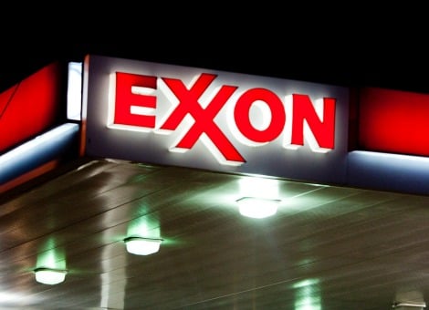 Oliemaatschappij ExxonMobil voorziet door de Russische sancties een potentieel verlies van 1 miljard dollar, omgerekend 887 miljoen euro. Dat maakte de Amerikaanse oliereus donderdag bekend. Onder meer de stopgezette samenwerkingen met het Russische staatsoliebedrijf Rosneft zorgen voor een flinke inkomstenderving. Exxon heeft zijn activiteiten in de Noordelijke IJszee en de Zwarte Zee, evenals zijn schaliegasprojecten met Rosneft in Rusland afgebouwd. De betrekkingen tussen de VS en Rusland bevinden zich op een dieptepunt als gevolg van de spanningen in Oekraïne.