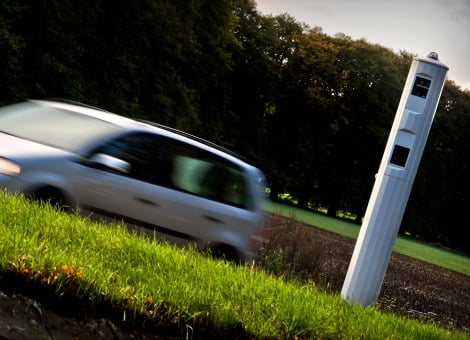 Een flitspaal bij Tilburg heeft een tijdje de verkeerde maximumsnelheid gecontroleerd. De paal controleerde op 70 kilometer per uur, maar de limiet ter plekke is 80 kilometer per uur. Daarom zijn 168 bekeuringen kwijtgescholden. Dat meldde de politie woensdag. De 'foute' flitspaal staat op de N282, vanuit Gilze en Rijen richting Tilburg, ter hoogte van de Zwartvenseweg. Het apparaat werd op 30 juni aangezet. Dinsdag zijn de controles gestopt. In de tussenliggende periode reden 168 mensen te hard. Hun boetes worden ingetrokken, ook als ze harder dan 80 kilometer per uur reden. Wie al heeft betaald, krijgt het geld terug. De flitspaal gaat volgende week waarschijnlijk weer aan, dan ingesteld op de juiste maximumsnelheid.