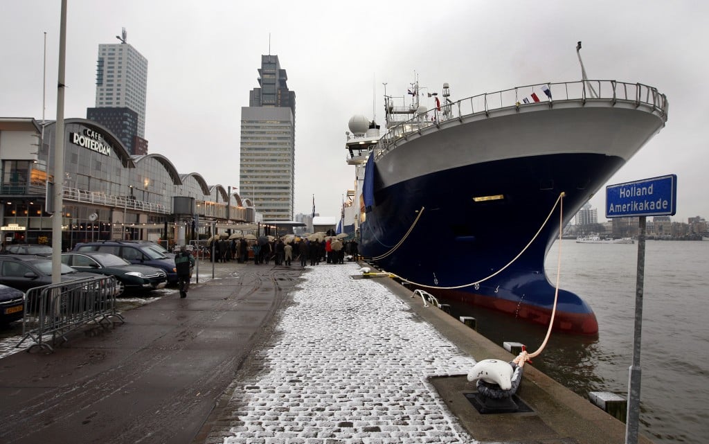 Het management van Fugro moet snel handelen om ervoor te zorgen dat het bedrijf zijn lot in eigen hand houdt. Dat stelden analisten van Rabobank donderdag in een rapport over de bodemonderzoeker. Rabo kijkt daarin vooruit naar 29 oktober, de dag waarop Fugro naar verwachting een nieuwe strategie presenteert aan de financiële markten. Rabo zou daarbij graag zien dat Fugro "back to basics" gaat en zich volledig richt op de onderdelen Geotech en Survey. Waarschijnlijk is dat volgens de bank echter nog een brug te ver voor het bedrijf. Aarzeling van het management ten aanzien van de uitvoering van een nieuwe strategie kan de interesse van overnamejagers of activistische aandeelhouders wekken, waarschuwen de analisten. Nieuwe normaal Rabo gaat er inmiddels vanuit dat de door Fugro vaak aangehaalde incidentele tegenvallers "het nieuwe normaal" zijn bij het bedrijf. De analisten verlaagden daarom hun verwachtingen voor de winst van Fugro aanzienlijk en zitten nu naar eigen zeggen 11 tot 25 procent onder de geldende consensus. De nieuwe prognose houdt in dat Fugro zijn doel voor dit jaar niet zou halen en dat de schuld in de richting van het in bankconvenanten vastgelegde maximum oploopt. Rabo handhaafde het hold-advies voor het aandeel Fugro, maar verlaagde het koersdoel van 31 naar 23 euro. Fugro stond donderdag om 13.00 met een verlies van 6,2 procent, tot 19,57 euro, onderaan de negatieve AEX.