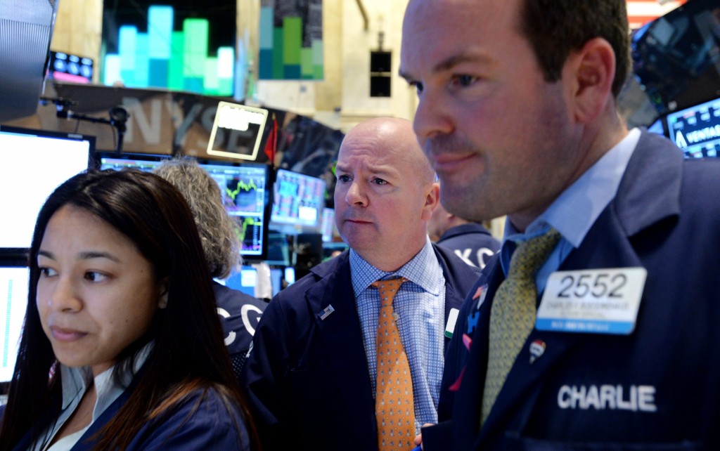 De aandelenbeurzen op Wall Street zijn dinsdag met verlies geopend. Vlak na de opening stond de Dow-Jonesindex 0,5 procent lager op 16.947 punten. Na de opmars tot nieuwe recordstanden van vorige week kijken beleggers nu vooral uit naar het kwartaalcijferseizoen, dat na het sluiten van de beurshandel aanvangt met de cijfers van aluminiumproducent Alcoa. Vlak na de opening stond de Dow-Jonesindex 0,5 procent lager op 16.947 punten. De brede S&P 500 zakte 0,4 procent tot 1970 punten. Technologiegraadmeter Nasdaq leverde ook 0,4 procent in, tot 4436 punten.