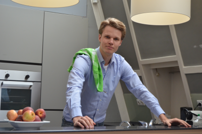 hidden rensink Via internet een huishoudhulp regelen kan al geruime tijd in Nederland. Maar met de komst van Helpling.nl duikt er voor het eerst een grote internationale partij op. Helpling is meer dan het zoveelste initiatief om de markt voor 'witte werksters' een zetje te geven in Nederland. Lees ook: Zo regel je een witte werkster Achter de online dienst voor het boeken van een hulp in de huishouding zit Rocket Internet, de succesrijke startupfabriek van de Duitse ondernemersbroertjes Oliver, Alexander en Marc Samwer. In Nederland is webwinkel Zalando waarschijnlijk de bekendste afstammeling uit de stal van Rocket. Dienstverlening aan huis: grote internetpartijen zien kans Kenmerkend voor de Samwers is dat ze een uitstekende neus hebben voor kansrijke verdienmodellen op internet. Daarbij proberen ze grote Amerikaanse partijen te snel af te zijn in Europa en andere markten, vóórdat die zelf succesrijke startups over de hele wereld hebben uitgerold. De lancering van de bemiddelingsdienst Helpling berust dan ook niet op toeval. Want Rocket Internet is niet de enige die geïnteresseerd is in de markt voor huishoudelijke diensten. Google stak afgelopen jaar 38 miljoen dollar in de Amerikaanse startup voor schoonmaakhulp Homejoy en sinds juni dit jaar is datzelfde Homejoy ook actief in Duitsland. Verder zou internetgigant Amazon geïnteresseerd zijn in de markt voor 'dienstverlening in de buurt'. Rocket Internet, dat opereert vanuit Berlijn, maakt intussen vaart met Helpling. In maart dit jaar startte de uitrol. Sindsdien is de site voor schoonmaakdiensten in vijf landen actief geworden: Duitsland, Oostenrijk, Zweden, Frankrijk en sinds juni Nederland. Rocket Internet: Duitse startupfabriek Rocket Internet is de belangrijkste 'broedplaats' voor internet startups in Duitsland. Oprichters van het bedrijf zijn de Duitse ondernemer Oliver Samwer (bestuursvoorztitter) en diens broers Marc en Oliver. Rocket boekte veel succes met de afgelopen jaar verkochte webwinkel Zalando. Het startupforum zette onder meer een tegenhanger van sociale-verhuursite Airbnb in de markt (Wimdu) en exploiteert sites als Foodpanda (thuisbezorging) en betaaldienst Payleven. In de afgelopen drie jaar staken de Zweedse vermogensbeheerder Kinnevik en de Russische miljardair Len Blavatnik elk honderden miljoenen euro's in Rocket Internet. Volgens onder meer persbureau Bloomberg overweegt Rocket dit jaar een beursgang. “En de lancering van de tweede rollout volgt zeer binnenkort”, vertelt Hidde Rensink (25), uitvoerend manager van Helpling in Nederland. “Belangrijk is dat je snel kan opschalen. We zijn nu ruim een maand actief in Nederland en het verloopt voorspoedig”. Online schoonmaakhulp boeken Rensink werkt vooralsnog met zes collega's vanuit een zolderverdieping in een klassiek pand aan het Amsterdamse Rokin. Vanuit Berlijn worden ze ondersteund door een team van vijf Helpling-medewerkers. Doel voor dit jaar is 10 duizend boekingen voor schoonmaakdiensten bij Helpling.nl, geeft Rensink aan. Over de verdere ambities wil hij vooralsnog niet al te veel kwijt. Jaarlijks maken in Nederland zo'n 714 duizend huishoudens gebruik van schoonmaakhulp. Daarmee zijn naar schatting 103 miljoen werkuren gemoeid, blijkt uit een recent rapport van onderzoeksbureau Panteia. Het gros van de hulp, te weten 93 procent, wordt rechtstreeks ingehuurd via het informele circuit tegen een gemiddelde uurprijs van 10,50 euro. Helpling.nl vraagt 14,90 euro per uur. Wat biedt de online dienst extra voor die prijs? “We zijn zeven dagen per week bereikbaar voor zowel klanten als schoonmaakhulpen. En er is altijd vervanging als een hulp niet kan”, legt Rensink uit. “Verder is eventuele schade in huis die veroorzaakt wordt door de hulp door ons verzekerd en kun je eenvoudig online afrekenen.” Vooraf screent Helpling naar eigen zeggen degenen die hulp aanbieden, waarbij alleen schoonmakers met aantoonbare ervaring worden opgenomen in het bestand. Helpling: flexibele huishoudhulp Afnemers kunnen eenmalig een hulp boeken, maar ook vaker dezelfde persoon inhuren. Rensink: “Als iemand bevalt, kun je die vaker inschakelen. We zijn ook bezig met het invoeren van prijsdifferentiatie, zodat je korting krijgt bij herhaalde boekingen.” In het reserveringssysteem geven schoonmaakhulpen aan op welke uren ze beschikbaar zijn en kunnen klanten aangeven op welke tijdstippen ze hulp willen inhuren. Het systeem koppelt vraag en aanbod vervolgens regionaal aan elkaar en wijst schoonmaakhulpen toe. Als klant kun je na afloop van een schoonmaak aangeven of de hulp bevalt en daar wordt rekening mee gehouden bij volgende boekingen. Maar er is geen overzicht met 'ratings' van beschikbare schoonmakers. “Er zijn geen profielen die je kunt checken. We denken er nog over na of we dat willen, want daar zitten verschillende kanten aan”, stelt Rensink. Hoeveel schoonmaakhulpen er momenteel beschikbaar zijn via Helpling.nl wil Rensink niet kwijt. “Wel kan ik zeggen dat we voldoende dekking hebben voor de regio's waar we nu actief zijn, dat wil zeggen de grote steden in de Randstad, Noord-Brabant en Gelderland.” Wie krijgt wat? Van de 14,90 euro per uur die klanten betalen, krijgt Helpling 20 procent. “Daar werken we hard voor”, stelt Rensink. “Wij zorgen voor de werving van schoonmaakhulpen, de IT, de helpdesk, de marketing en regelen de schadeverzekering.” Helpling.nl verzorgt de bemiddeling, maar het inhuren van een schoonmaakhulp gebeurt officieel door de particulier die de dienst afneemt. Wettelijke verplichtingen voor vakantiegeld en ziekte zijn echter opgenomen in de uurprijs. “Dat is gedekt”, aldus Rensink. “Alles zit in de uurprijs en de afnemer heeft geen verdere verplichtingen ten opzichte van de hulp.” Lees ook Zo regel je een witte werkster