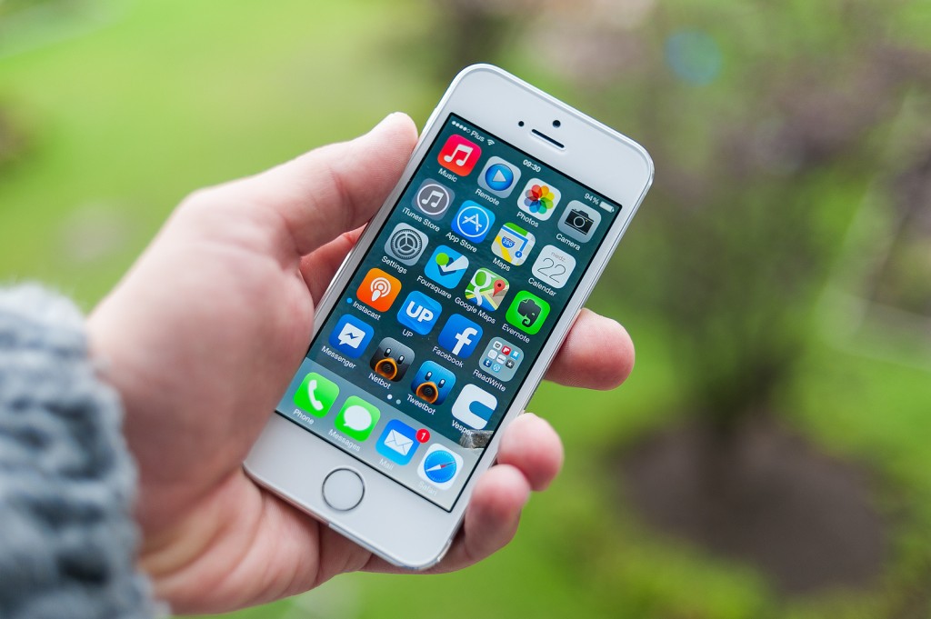 De Nederlandse chipfabrikant NXP gaat chips leveren voor de nieuwe iPhones van Apple. Dat schrijft Britse zakenkrant Financial Times vrijdag. Volgens de krant wordt NXP verantwoordelijk voor de chips die het mogelijk maken om contactloos te betalen met de iPhone, via zogeheten near field communication (nfc). Apple presenteert de nieuwste generatie iPhones naar verwachting op 9 september van dit jaar. NXP, dat een beursnotering heeft aan de Nasdaq, noch Apple wilde bevestigen dat de nieuwe iPhones zijn uitgerust met een contactloze betaalfunctie, die de functie van de ouderwetse portemonnee moet overnemen. Een nfc-chip in een smartphone is overigens geen nieuw fenomeen. Onder meer veel smartphones van Samsung en LG zijn al uitgerust met die technologie.