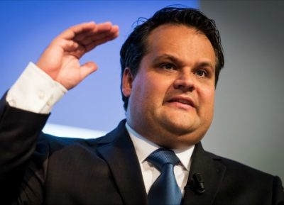 jan kees de jager Oud-minister Jan Kees de Jager wordt de vierde financieel directeur van KPN in tweeënhalf jaar tijd. Vanaf 15 augustus gaat oud-minister van Economische Zaken Jan Kees de Jager aan de slag bij KPN, maakte het telecombedrijf maandag bekend. Volgens president-commissaris Jos Streppel was De Jager de beste kandidaat die KPN kon vinden. Analist Jos Versteeg van Theodoor Gilissen heeft de nodige twijfels. De Jager kan KPN wellicht helpen zijn contacten in Den Haag te verbeteren. Volgens Versteeg is de relatie tussen KPN en de overheid voor verbetering vatbaar. "Ze zijn een paar keer flink beetgenomen. Kijk bijvoorbeeld naar de veiling van 4G-frequenties." De marktvorser twijfelt wel aan de kwaliteiten van de oud-minister als financieel directeur. "Hij heeft totaal geen ervaring", aldus Versteeg. Carrière De Jager En dat klopt. De Jager maakte carrière als ondernemer. Hij stond 15 jaar aan het roer van zijn ICT-bedrijf ISM eCompany, voordat hij in 2007 staatssecretaris van Financiën werd voor het CDA in het kabinet-Balkenende IV. Toen de PvdA in 2010 uit het kabinet stapte - inclusief minister Wouter Bos - werd De Jager minister op hetzelfde departement. Tot dan toe had hij zich voornamelijk beziggehouden met de hervorming van het belastingstelsel, maar hij kreeg de verdere afhandeling van de kredietcrisis op zijn bord. Als duidelijk wordt dat in 2012 opnieuw verkiezingen moeten worden gehouden, laat De Jager weten zich niet beschikbaar te stellen als nieuwe partijleider en lijsttrekker voor het CDA, zijn jarenlange activiteiten voor de partij ten spijt. Een nieuw ministerschap sluit de econoom niet uit. Maar de christendemocraten komen na de stembusgang niet terug in de regering en De Jager kan terugkeren naar zijn ICT-bedrijf. Salaris bij KPN Na bijna twee jaar politiek en bedrijfsmatig advieswerk, kan de voormalige minister nu uitpakken bij KPN, één van de grootste beursgenoteerde bedrijven van Nederland. Dat is financieel in ieder geval aantrekkelijk voor De Jager. De ex-minister mag bij het telecombedrijf rekenen op een basissalaris van 625.000 euro per jaar en komt daarnaast in aanmerking voor bonussen. Een minister verdient in Nederland ongeveer anderhalve ton. Woelige tijden bij KPN Bij KPN komt hij echter binnen in woelige tijden. De financieel bestuurders bij de onderneming volgden elkaar de afgelopen jaren in straf tempo op en de buitenwereld kon alleen gissen naar de reden van de wisselingen. De Jager wordt de opvolger van Steven van Schilfgaarde, die sinds september op interim-basis financieel directeur van KPN is. Van Schilfgaarde nam de taken over van Eric Hageman, die in september onverwacht bij KPN vertrok. Hageman was op zijn beurt sinds januari 2012 de financieel bestuurder van het telecombedrijf, als opvolger van Carla Smits-Nusteling. Zij was ruim 2 jaar financieel directeur, maar vertrok omdat ze zich niet kon vinden in de manier waarop het bedrijf werd geleid. In 2012 trok ook bestuurder Baptiest Coopmans de deur bij KPN achter zich dicht. Naast de korte lijntjes met Den Haag, zou het politieke instinct van De Jager bij het telecombedrijf ook goed van pas kunnen komen. Bron: Z24/ANP