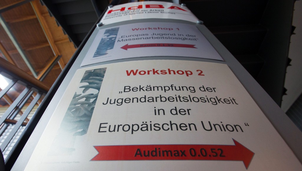 De werkloosheid in de eurolanden is in juni licht gedaald, tot het laagste niveau sinds september 2012. Dat meldde Europees statistiekbureau Eurostat donderdag. Vorige maand had 11,5 procent van de beroepsbevolking in de eurolanden geen betaalde baan, tegen 11,6 procent in mei. In juni vorig jaar bedroeg de werkloosheid nog 12 procent. In totaal werden 18,4 miljoen werklozen geteld in de eurozone. Dat waren er 152.000 minder dan in mei.