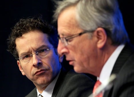 Minister Jeroen Dijsselbloem (Financiën) heeft veel waardering voor Jean-Claude Juncker en verwacht dat de EU er haar voordeel mee zal doen dat de Luxemburger nu voorzitter is van de Europese Commissie. Dijsselbloem zei dat donderdag in het tv-programma Nieuwsuur. Dijsselbloem onderstreepte dat hij nauw met Juncker heeft samengewerkt in de eurogroep, het overlegorgaan van de eurolanden. Enkele weken terug sprak Dijsselbloem openlijk zijn spijt dat hij Juncker ooit een verstokte roker en drinker had genoemd. Op de vraag of hij in de markt is voor een post als Europees Commissaris reageerde de PvdA-minister met zijn vaste mantra dat hij ,,al een baan heeft'' en dat dat prima bevalt. Hij wilde echter niet zeggen dat hij niet beschikbaar is voor een post in Brussel. Ingewijden gaan ervan uit dat de Nederlander en zijn voormalige Franse ambtgenoot Pierre Moscovici de belangrijkste kandidaten zijn om ,,begrotingstsaar'' Olli Rehn op te volgen. Dijsselbloem sprak verder tegen dat het kabinet is uitgeregeerd nu de belangrijkste hervormingen uit het regeerakkoord door het parlement zijn aangenomen. De uitvoering zal nog voor veel problemen zorgen, denkt hij. Bovendien werkt het kabinet aan een hervorming van het belastingstelsel. Daarbij is naast vereenvoudiging van het systeem de verlaging van de lasten op arbeid het hoofdpunt. Volgens Dijsselbloem is niets uitgesloten om die belastingverlaging te financieren, ook een hogere vermogensbelasting niet. Coalitiepartner VVD is fel tegen het extra belasten van vermogens. Dijsselbloem zei ook dat er risico's zijn op een nieuwe luchtbel in de economie nu de aandelenkoersen in de VS zo zijn gestegen. Maar hij denkt dat de eurozone haar zaakjes beter op orde heeft dan tijdens de laatste crisis. Wel blijft het oppassen geblazen zolang die nieuwe regels voor banken nog niet helemaal in praktijk zijn gebracht.