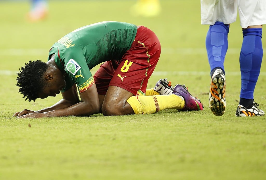 De voetbalbond van Kameroen vreest dat de wedstrijden van het nationale voetbalteam op het WK voetbal in Brazilië zijn gemanipuleerd. De bond (Fecafoot) meldt op zijn website dat het de eigen ethische commissie opdracht heeft gegeven onderzoek te doen naar beschuldigingen van matchfixing in de groepsfase en dan met name de wedstrijd tegen Kroatië. Kameroen verloor alle groepsduels, de nederlaag van 4-0 tegen Kroatië was er een van. Voorzitter Joseph Owona van Fecafoot laat in de verklaring weten dat liefst zeven internationals betrokken zouden zijn bij de wedstrijdfraude. "We doen er alles aan om deze onverkwikkelijke zaak zo snel mogelijk op te helderen. We benadrukken dat onze voetbalbond in zijn 55-jarige bestaan nooit iets te maken heeft gehad met matchfixing of andere vormen van fraude." Matchfixer uit Singapore Media in Kameroen meldden dat een verhaal in het Duitse blad Der Spiegel aanleiding is voor het onderzoek. Daarin wordt een matchfixer uit Singapore opgevoerd die de uitslag van het duel met Kroatië juist voorspelde en ook wist dat in de eerste helft een speler van Kameroen met rood van het veld zou worden gestuurd. Alex Song werd inderdaad voortijdig naar de kant gestuurd nadat hij de Kroatische aanvaller Mario Mandzukic in de loop hard op de rug had geslagen. De middenvelder kreeg daarvoor een schorsing van drie wedstrijden. Onderzoek naar uitschakeling De uitschakeling van Kameroen kwam hard aan in het Afrikaanse land. De nationale ploeg verloor in Brazilië ook met 1-0 van Mexico en met 4-1 van Brazilië. President Paul Biya kondigde een onderzoek aan naar het debacle. Hij eiste binnen 1 maand een rapport over "de oorzaak van de roemloze campagne van de 'Ontembare Leeuwen' op het WK van 2014.'' De voetbalploeg van Kameroen liet al voor het WK van zich horen door het vertrek naar Brazilië met bijna 24 uur te vertragen omdat ze meer geld wilden van de nationale bond. Ghanese voetbalbond ook verdacht Eerder in het toernooi waren er al aantijgingen rondom omkoping richting de Ghanese voetbalvond. Die zou bereid zijn geweest de nationale ploeg te laten uitkomen in vriendschappelijke wedstrijden waarvan de uitslag zou worden beïnvloed. et beïnvloeden van sportwedstrijden, het zogenoemde matchfixing, is een groot probleem waarvan de omvang de laatste jaren steeds duidelijker is geworden. De georganiseerde criminaliteit gebruikt het wedden op sportwedstrijden om geld wit te wassen. In het afgelopen voetbalseizoen in Europa zou er in 110 duels sprake geweest zijn van matchfixing, volgens onderzoeksorganisatie Federbet. In een rapport dat begin juni is aangeboden aan het Europees Parlement in Brussel, worden liefst 460 wedstrijden uit het afgelopen seizoen genoemd waarbij het vermoeden bestaat dat ze zijn gemanipuleerd.