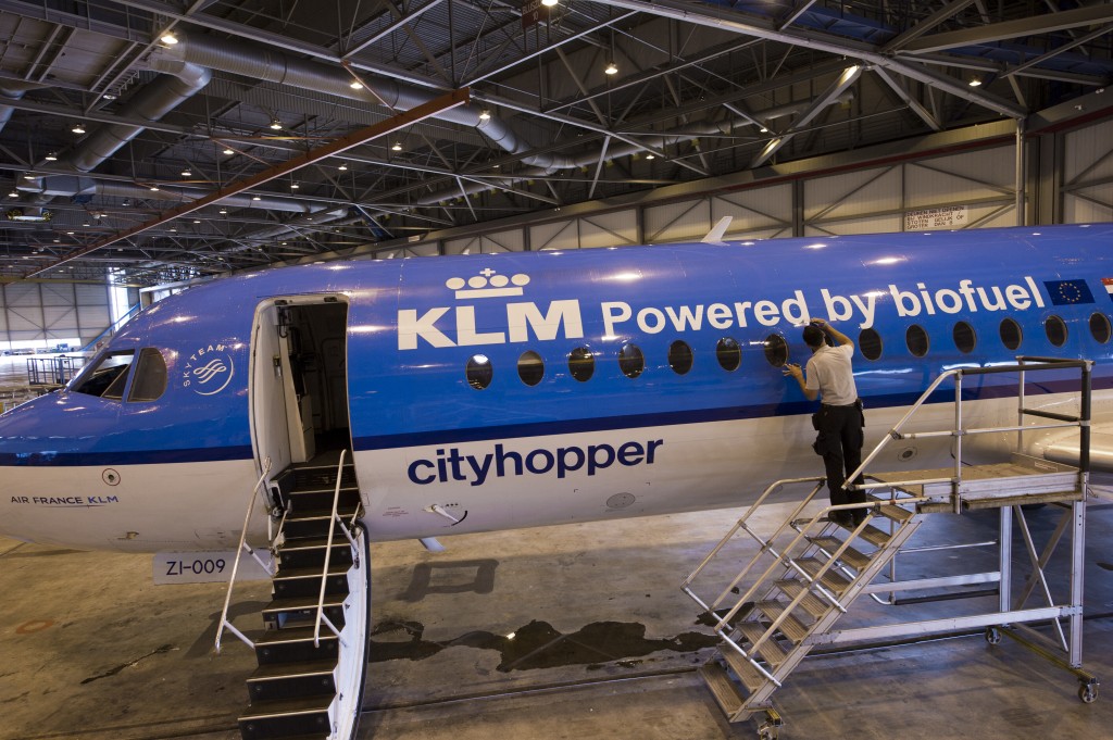 Veel bedrijven klagen over de dure euro, die Nederlandse producten buiten de eurozone prijziger maakt. Maar Air France-KLM is juist blij dat kerosine met harde euro's relatief goedkoop kan worden ingekocht. Analist Arne Petimezas van AFS Group praat je bij. 1. Air France-KLM’s kwartaalcijfers krijgen een warm onthaal van beleggers. De Frans-Nederlandse fusiemaatschappij wist in het tweede kwartaal met een nettoverlies van 6 miljoen euro net geen zwarte cijfers te schrijven. Een jaar geleden bedroeg het nettoverlies nog 158 miljoen euro.