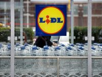 In Nederland is er altijd een Albert Heijn in de buurt, maar in het buitenland zoek je AH tevergeefs. De Aldi en Lidl daarentegen komen we overal tegen. Hoe komt dat? Van elke euro die we in een Nederlandse supermarkt besteden, komt 33 cent bij Albert Heijn terecht. Maar zodra we in het buitenland op vakantie gaan, zoek je tevergeefs naar de vertrouwde blauwe AH-kleur. Albert Heijn komt niet verder dan een twintigtal winkels in België en een handje vol AH's to Go in Duitsland. Eén reden is dat de winkelformule van Albert Heijn onvoldoende afwijkt van grote supermarktketens in het buitenland. Albert Heijn lijkt op Delhaize in België, Carrefour in Frankrijk en Tesco in Groot-Brittannië. Allemaal hebben ze grote winkels met een assortiment dat zowel breed (veel producten) als diep is (veel keuze per productcategorie). Grote versafdelingen en talloze weekaanbiedingen zijn een andere overeenkomst. Albert Heijn botst op gevestigde orde in buitenland Albert Heijn voegt dus weinig toe. Als nieuwkomer moet je je bovendien aanpassen aan de lokale voorkeuren. Als supermarkt verkoop je vooral voeding en juist op dat gebied zijn de verschillen tussen landen enorm. Zelfs in Nederland heb je ze al: boven de lijn Haarlem-Nijmegen eten ze liever zoute drop dan zoete drop; in Limburg drinken ze meer houdbare melk dan elders in Nederland. Als buitenlandse partij ken je die lokale smaken niet. Het lukt misschien nog wel als je uitblinkt met één productgroep. Zie McDonald's met zijn hamburgers en Starbucks met koffie. Maar een supermarkt bevat al gauw duizenden producten. Bovendien zijn de marges in de supermarktbusiness flinterdun. Schaalgrootte is dus essentieel om de kosten van logistiek, aangepaste verpakkingen en overhead te verdelen. Maar het kost jaren om op eigen kracht goede locaties en vergunningen te krijgen. Overnames of zelf expanderen? Een overname van een stevige lokale speler is dan ook een beproefd concept. Maar dat is vaak kostbaar en geen garantie voor succes. Albert Heijn was zo ooit actief met overnames van lokale spelers in Portugal, Zweden en in Tsjechië. Alleen in het laatste land is het nu nog actief. En in de VS uiteraard, waar Ahold via een reeks van overnames groot werd. Maar het handhaafde de merknaam van de overgenomen partijen. Albert Heijn probeert het nu toch onder eigen naam. Heel voorzichtig, in Duitsland, met AH to Go: kleine winkels met een beperkt assortiment op drukke locaties. In België steekt het Zaanse concern nu ook een dikke teen in het water. Met nota bene opvallend veel accent op prijs: "Plezierig winkelen tegen Hollandse prijzen." Aldi en Lid: diep in Europa Ahold wil Albert Heijn nu graag internationaal uitrollen, maar het komt van heel ver. Want de Duitse grootmachten Aldi en Lidl hebben in Europa een voorsprong die niet meer in te halen is. Albert Heijn heeft een 25-tal winkels in Europa. Aldi telt er waarschijnlijk zo'n 4.000 (buiten de 4.300 in Duitsland). Lidl telt er mogelijk meer dan 5.000, naast de 3.100 in Duitsland. (Noch Aldi noch Lidl geven exacte cijfers over het aantal vestigingen). Deze Duitse bedrijven zijn opmerkelijk succesvol bij hun internationale expansie. Dat komt hoofdzakelijk door twee factoren. De ene is hun onderscheidende formule: een beperkt assortiment van goede producten veelal onder eigen merk, tegen lage prijzen. Het zijn in jargon discounters - al breidt zeker de Lidl het service-niveau uit met verse producten. Voordeel van familiebedrijven: lange adem De andere factor is hun karakter als familiebedrijf. Niet gehinderd door hijgerige beleggers, bouwen ze gestaag aan hun imperia. Ze veroveren landen niet door overnames, maar geleidelijk - op eigen kracht, tegen aanloopverliezen die niemand buiten de familie kent. Ahold, Delhaize, Carrefour en Tesco daarentegen liggen op de beurs allemaal onder het vergrootglas. Niet voor niets zochten sommigen van hen hun heil in ontwikkelingslanden, waar de koek nog niet verdeeld was. Aldi: verdeeld in Europa Aldi bestaat sinds een familiedispuut tussen de broers Albrecht in feite uit twee concerns: Aldi Nord en Aldi Süd. Ze hebben Duitsland én de wereld verdeeld: Aldi Nord richt zich op Spanje, Portugal, Frankrijk, de Benelux en Polen. Aldi Süd concentreert zich op Duitssprekende en Engelssprekende landen (Ierland, Verenigd Koninkrijk, Australië, VS). De expansie heeft de broers geen windeieren gelegd. Karl Albrecht overleed deze week op 94-jarige leeftijd als één van de rijkste Duitsers. Geschat vermogen: zo'n 15 miljard euro. Ook Lidl is een familiebedrijf. Het is in handen van de familie Schwarz, al evenzeer één van de vermogendste families van Duitsland. Ze is al sinds 1930 actief in de levensmiddelenhandel, maar het de eerste Lidl-winkel ging pas in 1973 open. Lidl: straks de grootste van Europa Het succes van Lidl is ongekend. Marktonderzoekbureau Planet Retail verwacht dat Lidl in 2018, 45 jaar na opening van die eerste Lidl-winkel, het grootste supermarktconcern van West-Europa wordt met zo'n 80 miljard euro omzet. Vorig jaar behaalde Lidl's moederconcern zo'n 68 miljard euro omzet. Ter vergelijking: Ahold verkocht vorig jaar voor 33 miljard euro, een groei met slechts 2 procent. Lidl is inmiddels in vrijwel alle Europese landen actief - met uitzondering van Turkije, Noorwegen en enkele kleine Balkanlanden. Men wikt en weegt nog over een entree in de VS. De rode lijn van Lidl's discountformule - goede producten tegen lage prijzen - slaat vooralsnog overal aan. Maar ook Lidl past zijn assortiment aan de lokale voorkeuren aan. En dus zul je buiten Nederland bij de Lidl tevergeefs zoeken naar karnemelk en pindakaas. En deze week is in Nederland de bloemkool in de aanbieding voor 0,59 euro. In Spanje is dat de prijs van de weekaanbieding voor een kilo courgette. Lees ook Het geheim van de Aldi-wijn (en ook Lidl) Oprichter Aldi sterft als rijkste man van Duitsland