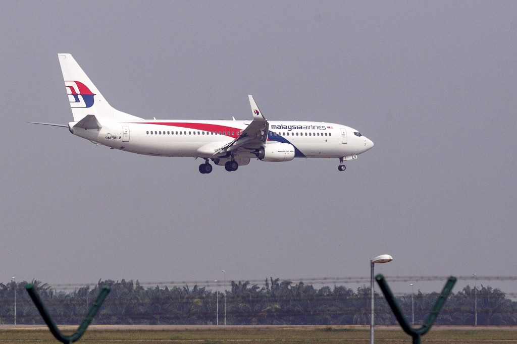 Malaysia Airlines vliegt niet meer over Oekraïne. Zo ging de vlucht van Londen naar Kuala Lumpur zondag bijvoorbeeld over Syrië. Dit blijkt uit het natrekken van vluchtgegevens door Flightradar24. In Syrië woedt al 3 jaar een bloedige burgeroorlog. De Amerikaanse luchtvaartautoriteiten ontraden luchtvaartmaatschappijen al meer dan een jaar over Syrië te vliegen. In het oosten van Oekraïne vechten sinds maart pro-Russische separatisten tegen de regeringstroepen. Afgelopen donderdag is een Boeing 777 van Malaysia Airlines boven het omstreden oosten van Oekraïne waarschijnlijk met een raket neergehaald. Aan boord waren 193 Nederlanders en 105 anderen. Het kiezen van alternatieve routes blijkt niet altijd eenvoudig tussen Europa en het zuiden of oosten van Azië. Honderden vluchten gingen tot de ramp van afgelopen donderdag dagelijks over Oekraïne op weg van Europa naar Azië of andersom.