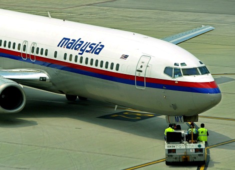 De handel in het aandeel Malaysia Airlines is vrijdag op de beurs in Kuala Lumpur opgeschort. Aanleiding is een mededeling die de luchtvaartmaatschappij later op de dag zal doen. Dat heeft de luchtvaartmaatschappij bevestigd aan persbureau Reuters. Bij het bedrijf staat een grote reorganisatie op stapel. Zo zouden duizenden banen worden geschrapt en veranderingen in het management worden doorgevoerd. Sinds de mysterieuze verdwijning van één van hun toestellen en de ramp met vlucht MH17 heeft Malaysia Airlines het erg moeilijk. Donderdag werd bekend dat Malaysia Airlines grote financiële klappen voorziet in de tweede helft van het jaar als gevolg van de twee rampen, die binnen een half jaar plaatsvonden. In het tweede kwartaal, dat eind juni afliep, zag het bedrijf de omzet met 5 procent terugzakken tot 3,6 miljard ringgit (862 miljoen euro). Het nettoverlies liep op naar 307 miljoen ringgit, van 176 miljoen ringgit een jaar eerder. Het is het zesde kwartaal op rij met rode cijfers. Vliegrampen Ook voor de twee vliegrampen ging het al slecht met Malaysia Airlines. Het bedrijf leed onder de zware concurrentie en hoge brandstofprijzen en stapelde verlies op verlies. Eerder deze maand werd bekend dat de Maleisische overheid, die al het overgrote deel van de aandelen bezit, de nationale luchtvaartmaatschappij helemaal van de beurs wil halen. Malaysia Airlines heeft na de ongelukken met de vluchten MH17 en MH370 ook te maken gehad met opvallend veel cabinepersoneel dat ontslag heeft genomen. ,,Sommigen zijn bang om te vliegen'', aldus het hoofd van de vakbond Maseu voor personeel van Malaysia Airlines. De luchtmaatschappij geeft vrijdag om 15.00 uur (lokale tijd) een persconferentie.