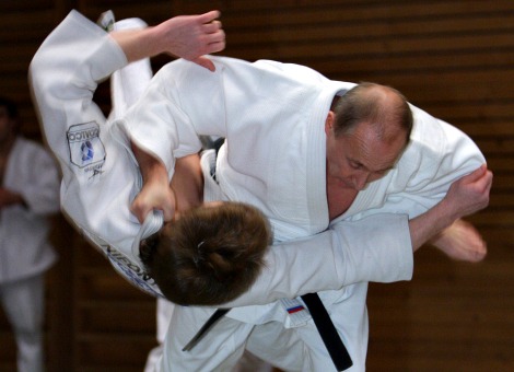De EU heeft woensdag acht personen met naam genoemd die het doelwit zijn van nieuwe sancties tegen Rusland. Onder hen zijn naaste kennissen van president Vladimir Poetin, zoals Arkadi Rotenberg, die lang zijn sparringpartner bij het judoën is geweest. Volgens de EU is Rotenberg onder het Poetinbewind rijk geworden. Hij werd door het Kremlin bevoordeeld bij het verstrekken van overheidsopdrachten, zoals bij de voorbereiding van de Olympische Winterspelen in Sotsj. Eveneens onder de sancties valt Aleksej Gromov, de plaatsvervangende stafchef van Poetin. Volgens de EU heeft hij Russische media opdracht gegeven positief te berichten over de pro-Russische separatisten in Oekraïne. Ook drie bedrijven staan op de lijst: een bank, een wapenproducent en een luchtvaartmaatschappij. De National Commercial Bank was de eerste Russische bank die op de Krim actief werd nadat Moskou het Oekraïense schiereiland eerder dit jaar had geannexeerd. De EU had al sancties ingesteld tegen 87 personen en 20 instanties. Van hen zijn de tegoeden in de EU bevroren en ze kunnen de unie niet meer inreizen. Nieuwe economische sancties Dinsdag kondigden de VS en de Europese Unie nieuwe economische sancties aan tegen Rusland, wegens de Russische agressie en bemoeienis in buurland Oekraïne. Zo wordt het voor Russische banken die voor minimaal 50 procent in handen zijn van Moskou onmogelijk op de Europese financiële markten geld op te halen. Daarnaast mag er niet langer technologie worden geleverd aan Rusland voor de winning van olie via diepzeeboringen of schaliegaswinning. Bovendien komt er een exportverbod voor producten als nachtkijkers, helmen en kogelvrije vesten en een gedeeltelijk wapenembargo dat alleen geldt voor nieuwe contracten. Sancties nutteloos, maar wel nodig De sancties zullen er waarschijnlijk niet toe leiden dat Poetin zijn steun voor de rebellen in Oost-Oekraïne intrekt, schrijft Z24's Thijs Peters woensdag in zijn analyse. Hij neemt economische schade op de koop toe. Een opstand hoeft hij niet te vrezen, want de binnenlandse oppositie heeft hij al onschadelijk gemaakt. Toch is het goed dat er nu economische sancties worden ingesteld, stelt Peters. De EU en de VS hebben voor het eerst een lijn getrokken: tot hier en niet verder met de expansiepolitiek. G7 waarschuwen Rusland over Oekraïne De leiders van de G7-landen hebben Rusland woensdag de wacht aangezegd. Het Kremlin moet rekening houden met nieuwe sancties, als het zijn Oekraïnebeleid niet bijstelt, aldus een gemeenschappelijke verklaring. De G7-leiders roepen de strijdende partijen ertoe op een staakt-het-vuren in acht te nemen, met name op de plek waar op 17 juli het Maleisische vliegtuig crashte. Ondertussen heeft Moskou woensdag de EU gedreigd met een verhoging van de energieprijzen, als reactie op de sancties. Deze "onverantwoordelijke stap'' zal onvermijdelijk tot stijging van de prijzen op de Europese energiemarkt leiden, aldus het ministerie van Buitenlandse Zaken in Moskou. Eerder op woensdag deed Moskou al groente en fruit uit Polen in de ban. Officieel vanwege de voedselveiligheid, maar waarschijnlijker is het een eerste vergelding voor de sancties.